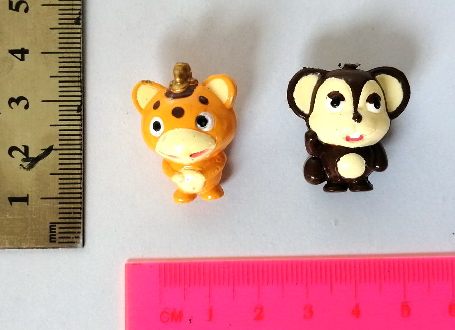 ตุ๊กตาฟิกเกอร์ขนาดเล็ก **มีรอยที่หัวเล็กน้อย จากเรื่อง บุสก้าจอมอภินิหาร Kaiju Booska ภาพยนตร์โทรทัศน์รุ่นเก่าเคยมาฉายบ้านเราราวปี2510 เป็นตัวบุสก้า และน้องชาเมก้อน งานพลาสติกตัน ขนาดสูงราว3ซม.งานของ bandai ลงสีสำเร็จ