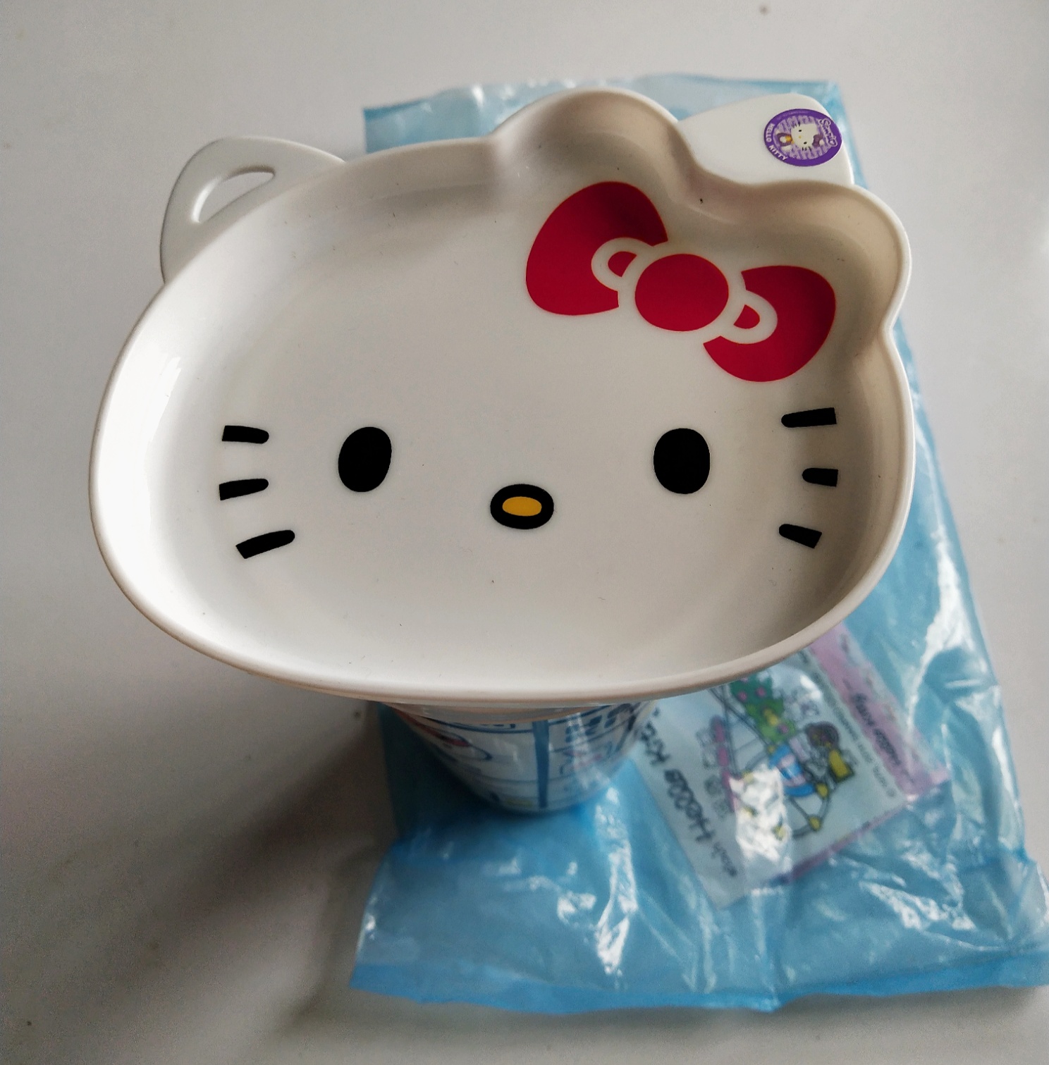 แก้วน้ำคิตตี้สีขาวพร้อมจานรอง ของสะสมจาก7-11 Hello Kitty, Sanrio รูปคิตตี้ในกรอบสี่เหลี่ยม **ถุงชำรุด ***ไม่มีส้อม