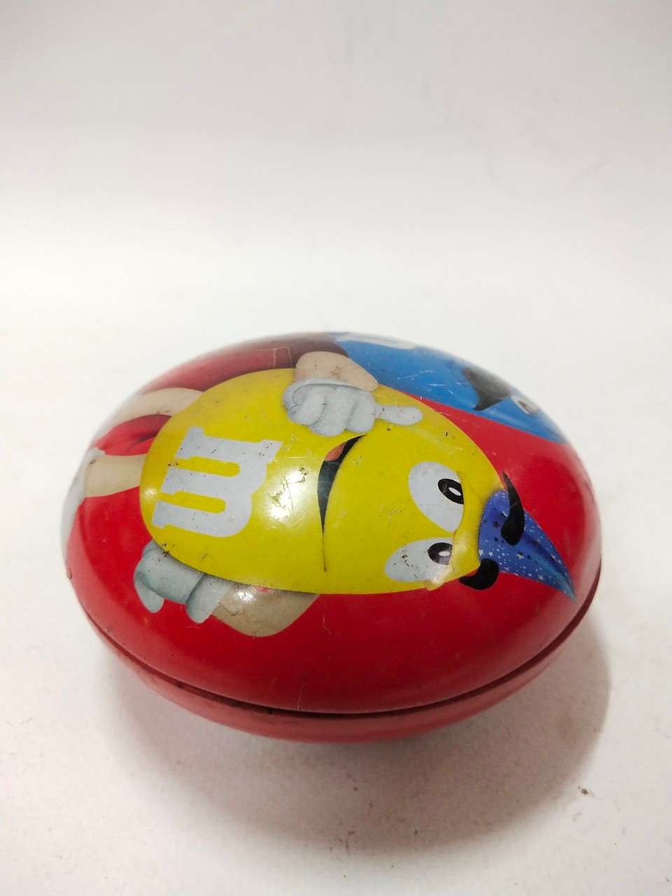 ตลับโลหะ ทรงกลม ช้อคโกเล็ต M&M ขนาดตามรูป งานสะสม มือสอง สภาพตามรูป มีรอยถลอก งานเก่าตามเวลา