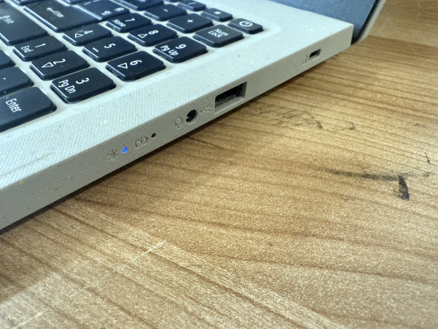 Acer Aspire Vero(i5-1155G7/8GB/500GB)+Adapter Batt 77% กรอบจอซ้ายบนแตก/คราบกาวด้านขวาล่าง