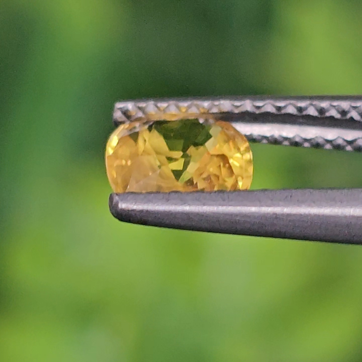 พลอย บุษราคัม yellow sapphire 0.90 กะรัต (Cts.) พลอยแท้ อัญมณีมงคลประจําวันเกิด เครื่องประดับพลอย