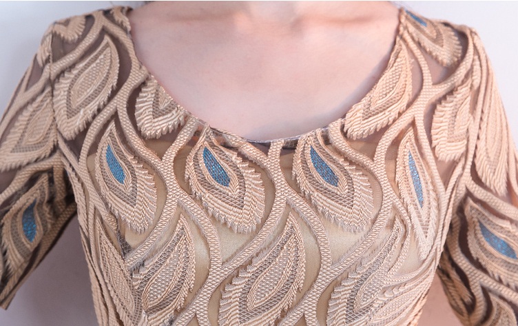 Pre-orderชุดราตรียาวแขนสั้นสีทองปักดิ้นลายขนนกยูงคาดโบว์ที่เอวเชือกผูกหลัง