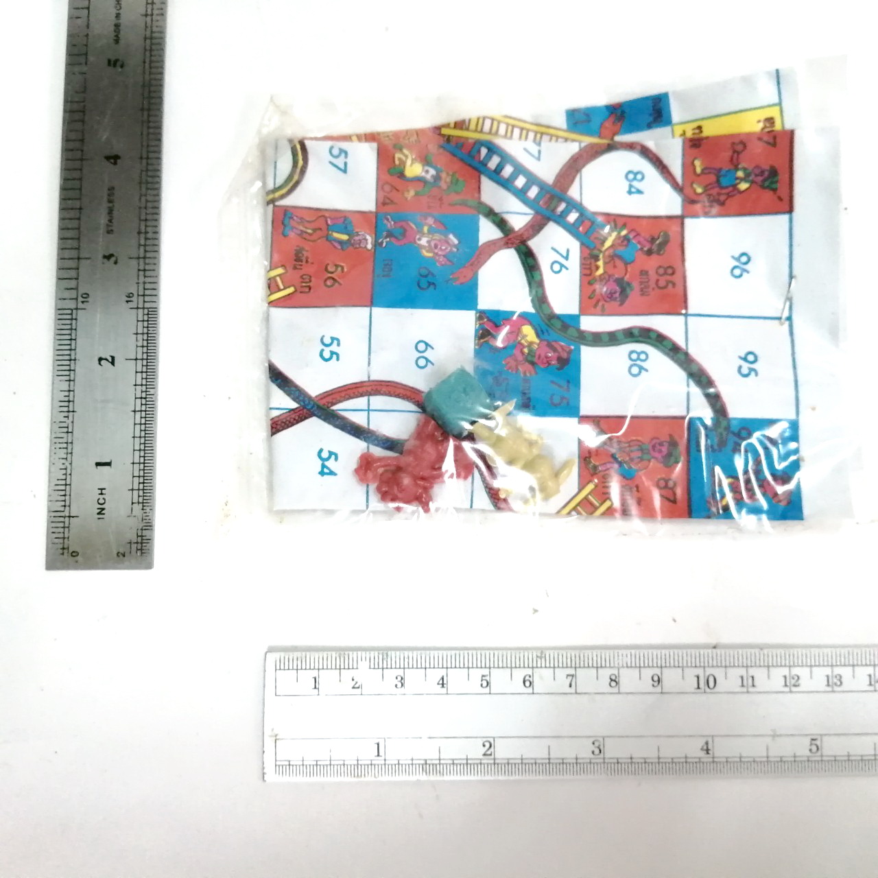 เกมกระดาษ งูไต่กระได รุ่นเก่า ตัวเดินและลูกเต๋า เป็นตุ๊กตุ่นพลาสติก ของเก่าหายาก ยังไม่แกะสภาพเดิมๆ มี2แบบ