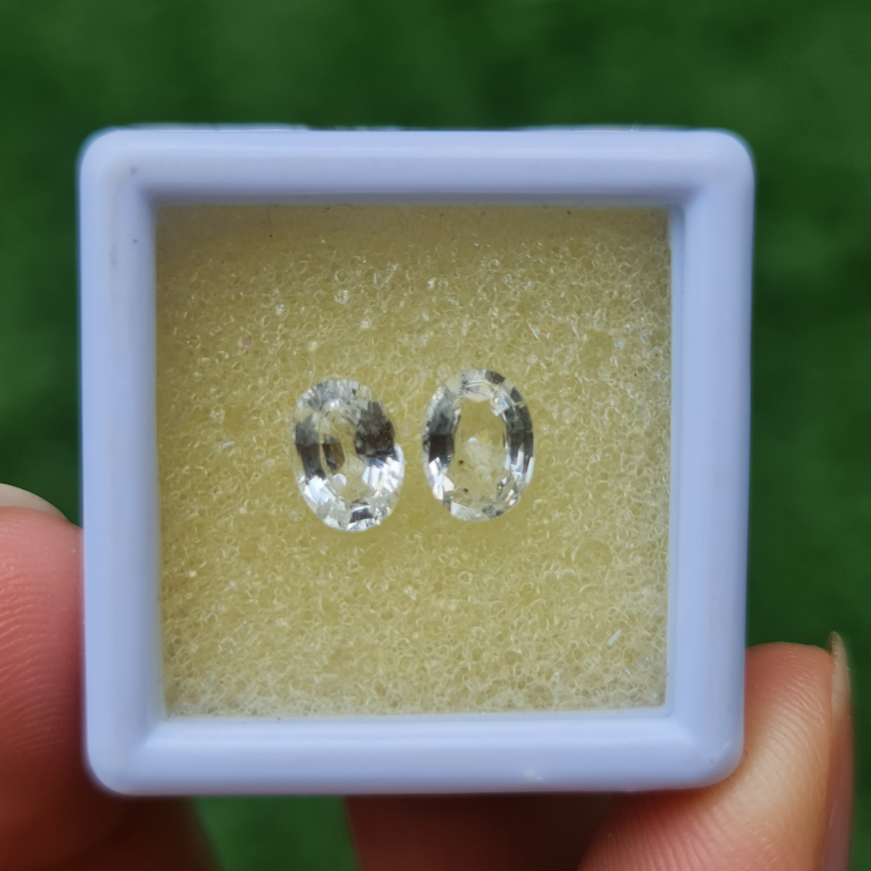 พลอย ขาว ไวท์ แซฟไฟร์ White Sapphire 1.77 กะรัต 2 เม็ด ดิบ Unheated พลอยแท้ อัญมณีมงคลประจําวันเกิด เครื่องประดับพลอย