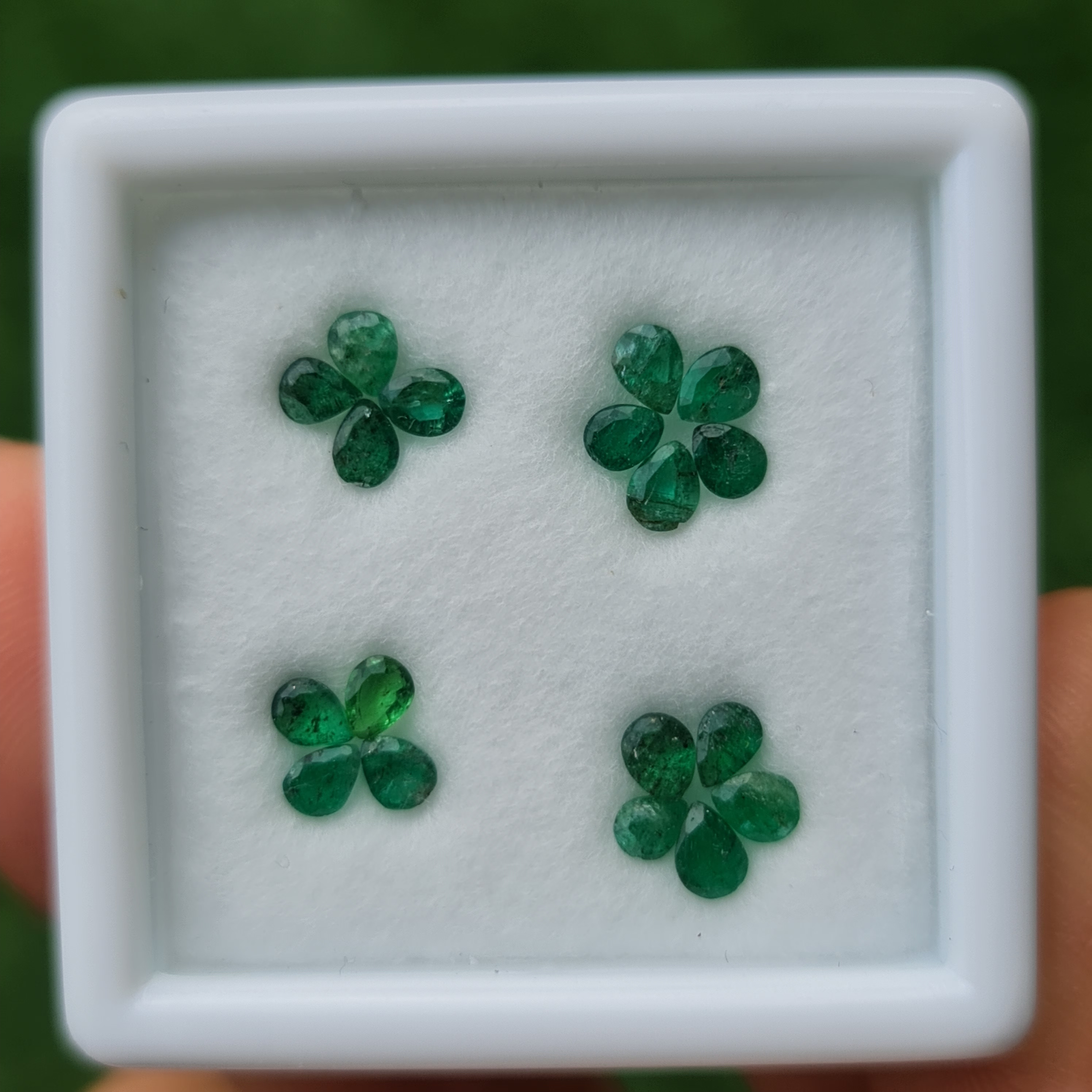 พลอย มรกต Natural Emerald แซมเบีย 2.28 กะรัต (Cts.) 18 เม็ด (pcs.) พลอยแท้ อัญมณีมงคลประจําวันเกิด เครื่องประดับพลอย
