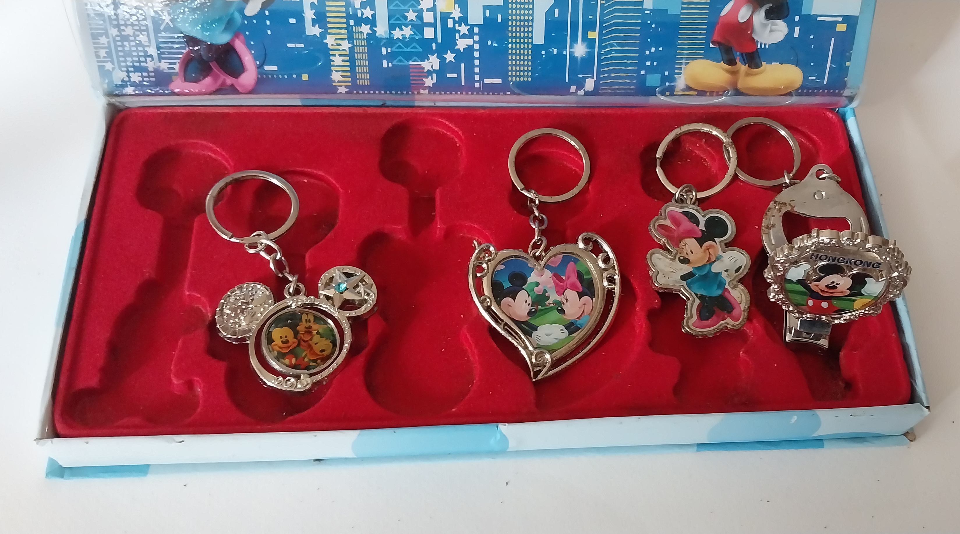 ของสะสมเก่า พวงกุญแจจากดิสนีย์HongKong มี4ชิ้น ชิ้นขวาสุดเป็นกรรไกรตัดเล็บ ***ขึ้นสนิมบ้าง โปรดดูทุกภาพ