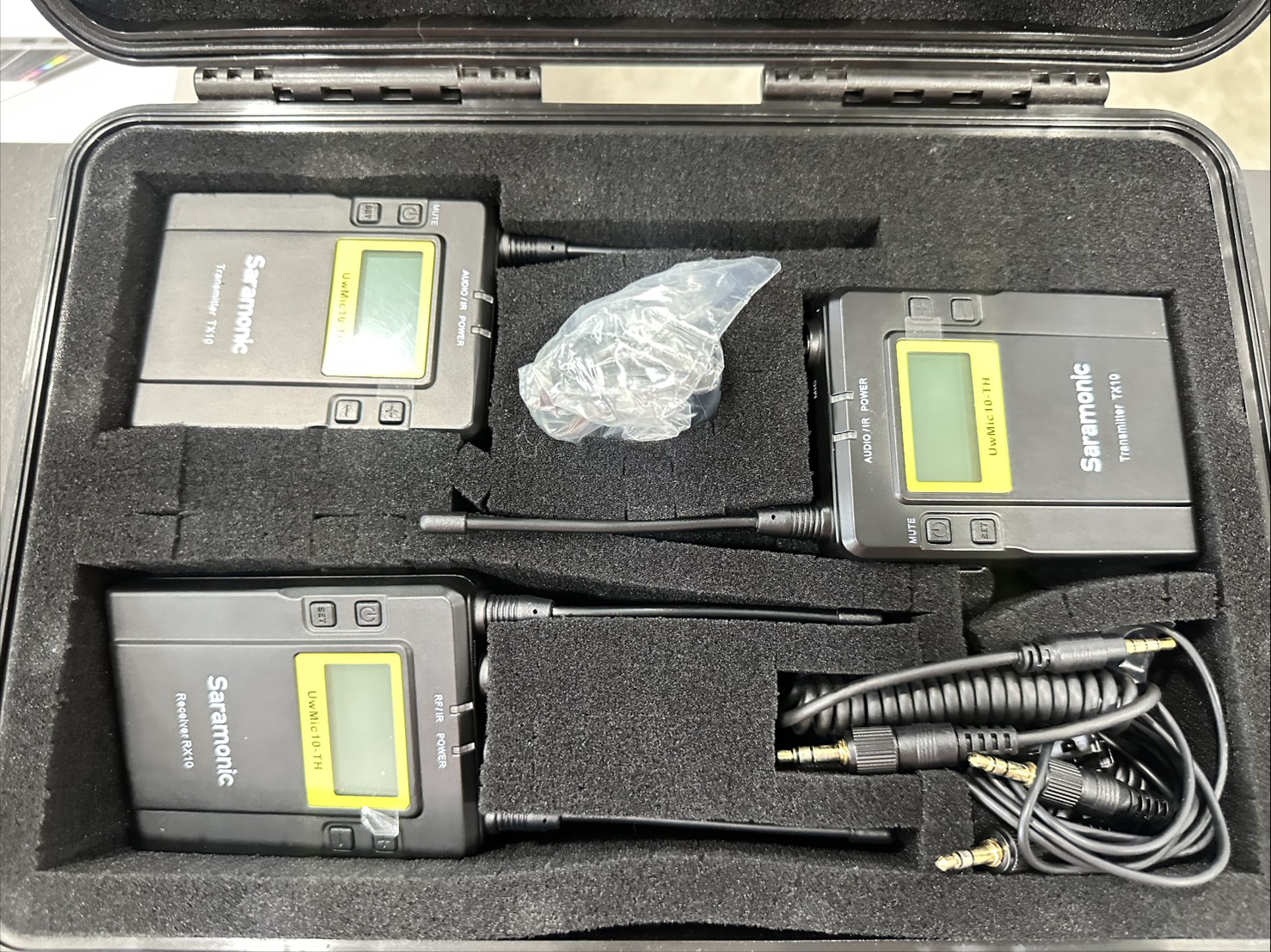 ชุดไมค์ไร้สาย Saramonic UwMic10-TH (2 Transmitter + 1 Receiver) พร้อมกล่องใส่