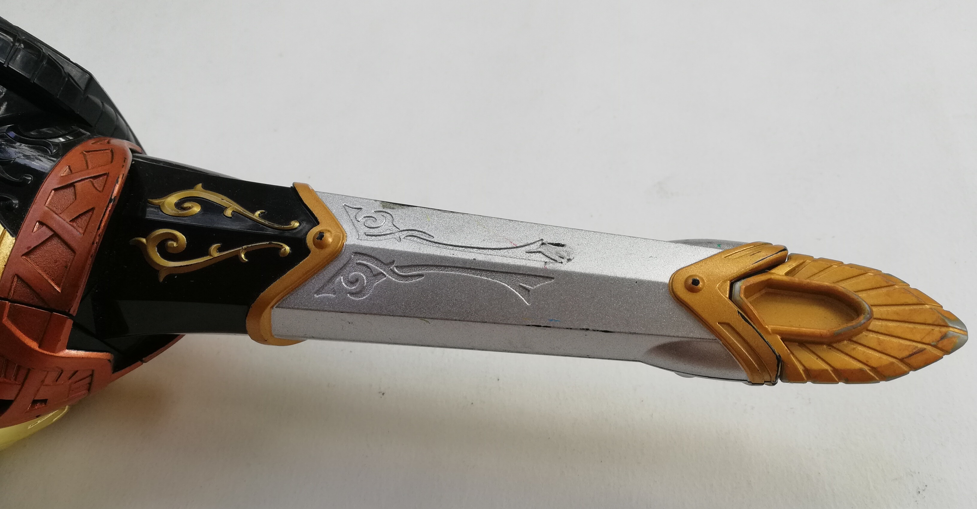 ดาบ Dice saber ของ คาเมนไรเดอร์บีสต์ Rider Beast จากซีรีย์ มาสไรเดอร์ วิซาร์ด Masked Rider Wozard ใช้เล่นกับแหวน ไรเดอร์บีสต์ ได้ทุกวง แถมแหวน โลมา1วง **มีตำหนิ โปรดตรวจสอบทุกภาพ เล่นได้ปกติ ใส่ถ่านแล้ว มีเสียง