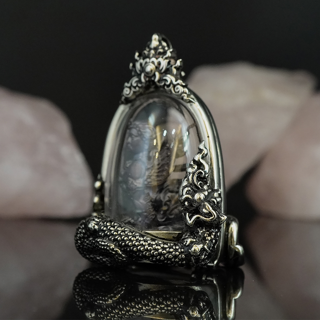 พญาปุริสาทพร้อมเลี่ยมกรอบนาคราช รหัส 3.2 เนื้อนวะโลหะ เลี่ยมเข้ากรอบเนื้อไวท์บรอนซ์ชุบทองคำขาวปัดดำ