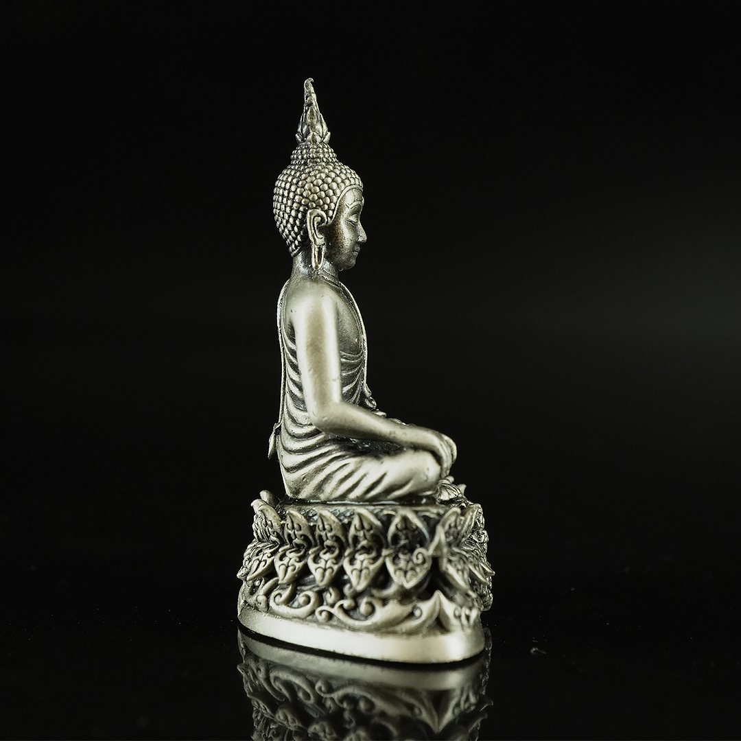 พระกริ่งพุทธมีสุขยกฐานะ เนื้อเงินซาติน