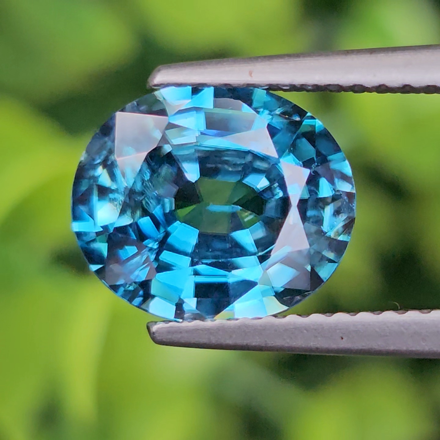 พลอย เพทาย (Zircon) 4.23 กะรัต (Cts.) พลอยแท้ อัญมณีมงคลประจําวันเกิด เครื่องประดับพลอย