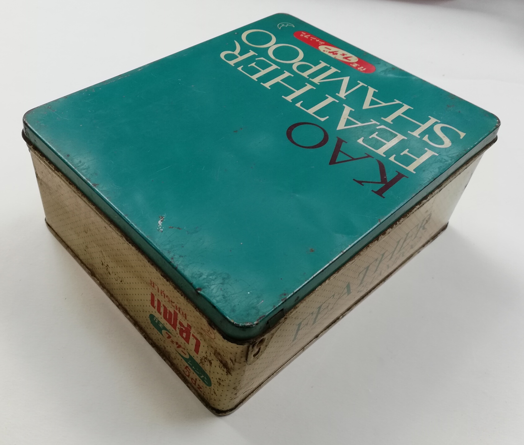 กล่องสังกะสี (กล่องโลหะ)ยาสระผมแฟซ่าเก่า สีฟ้าอมเขียว ด้านในใต้ฝาเป็นรูปผู้หญิง KAO FEATHER SHAMPOO