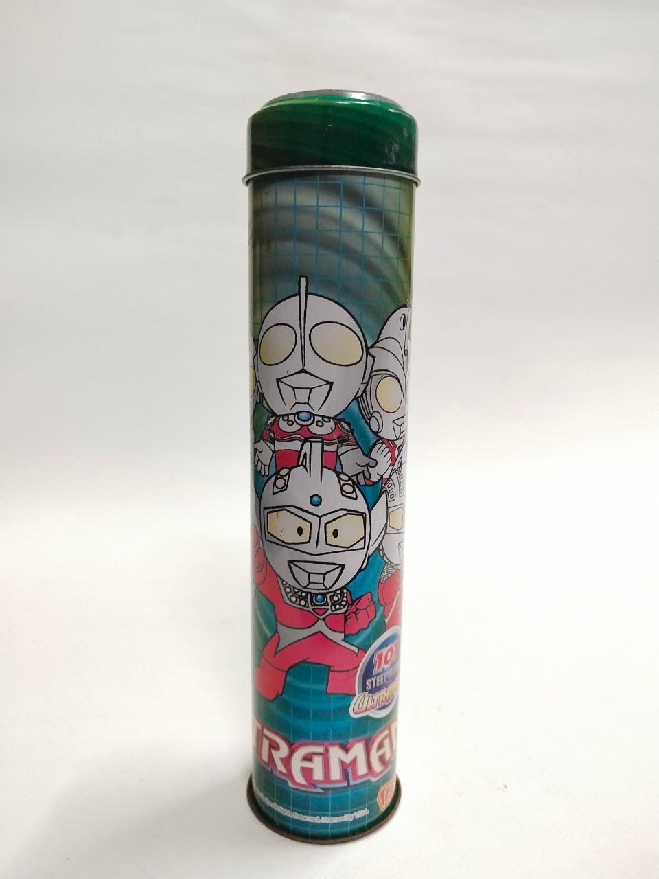 กล่องสังกะสีพิมพ์ลาย อุลตร้าแมนชูตเตอร์ จาก ปลาเส้นฟิชโช่ ขนาดตามรูป งานสะสมเก่าเก็บมือสองสภาพดี มีรอยบุบนิดหน่อย หายากแล้ว