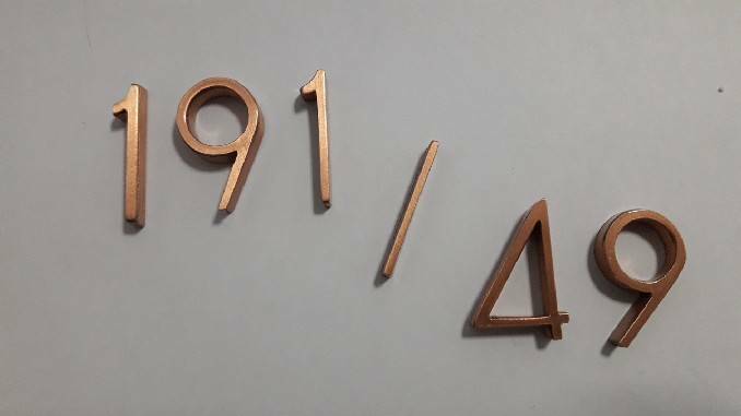 ป้ายตัวอักษรไม้พลาสวู้ด ทาสีทอง 191/49