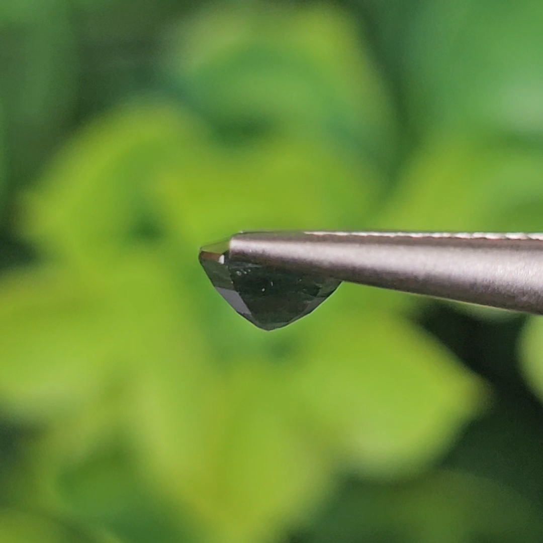 พลอย เขียวส่อง Green Sapphire 1.07 กะรัต (Cts.) พลอยแท้ อัญมณีมงคลประจําวันเกิด เครื่องประดับพลอย