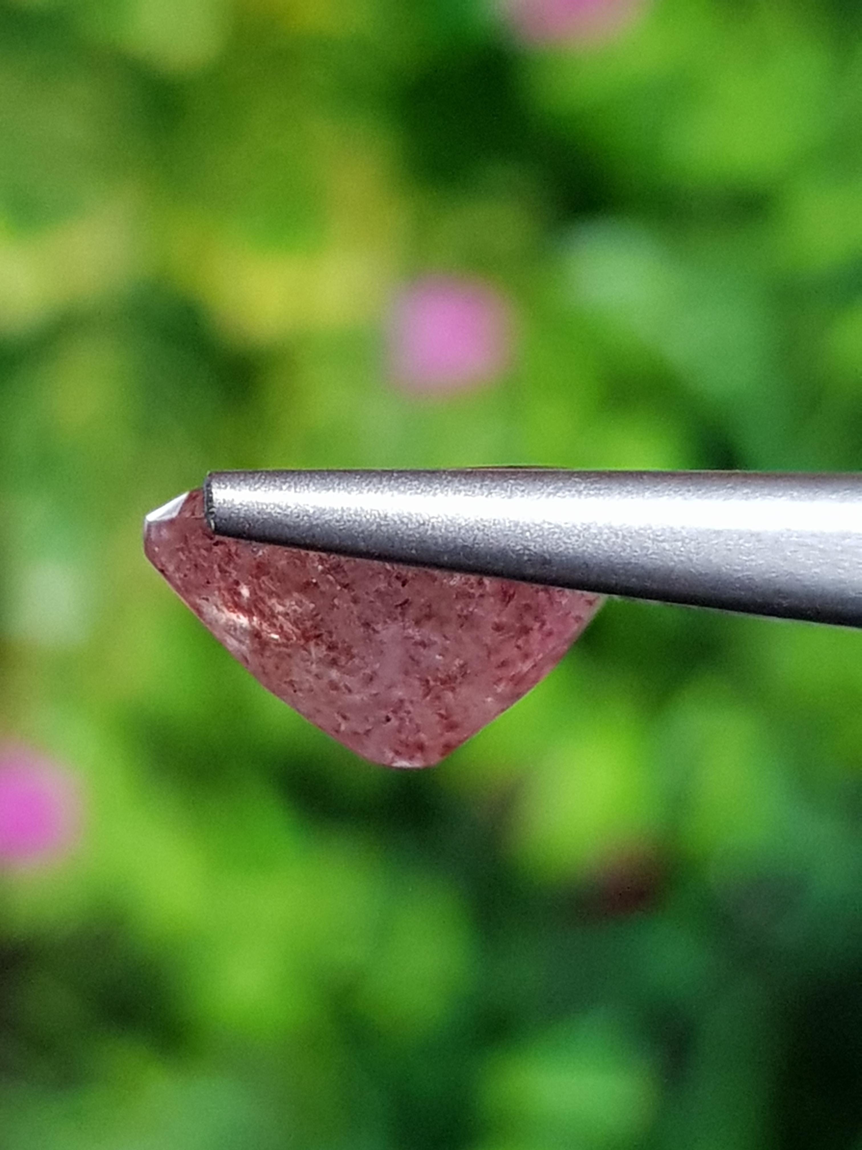 พลอย สตอเบอรี่ ควอตซ์ Strawberry Quartz 3.60 กะรัต (Cts.) พลอยแท้ อัญมณีมงคลประจําวันเกิด เครื่องประดับพลอย