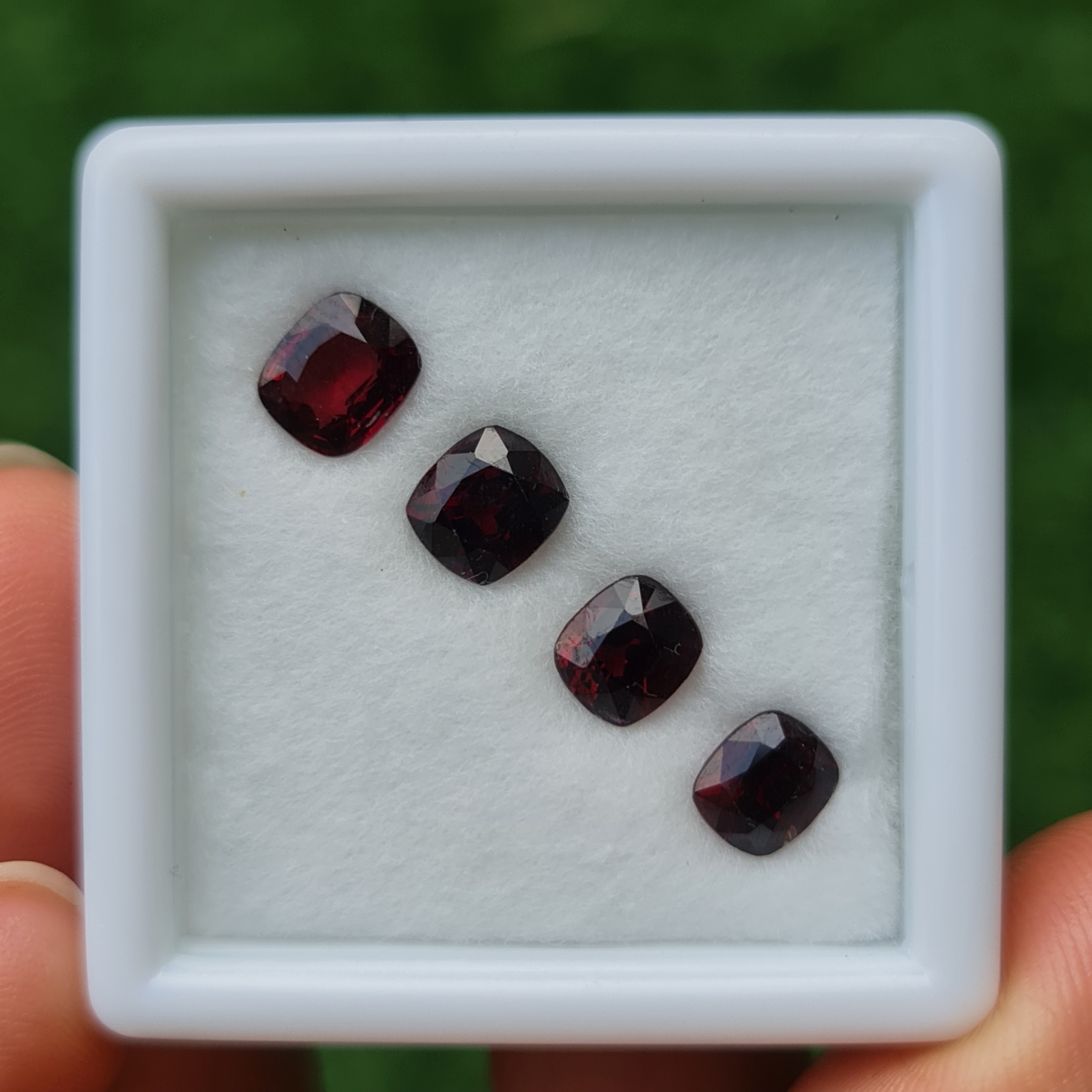 พลอย สปิเนล (Spinel) 4.51 กะรัต (Cts.) 4 เม็ด พลอยแท้ อัญมณีมงคลประจําวันเกิด เครื่องประดับพลอย