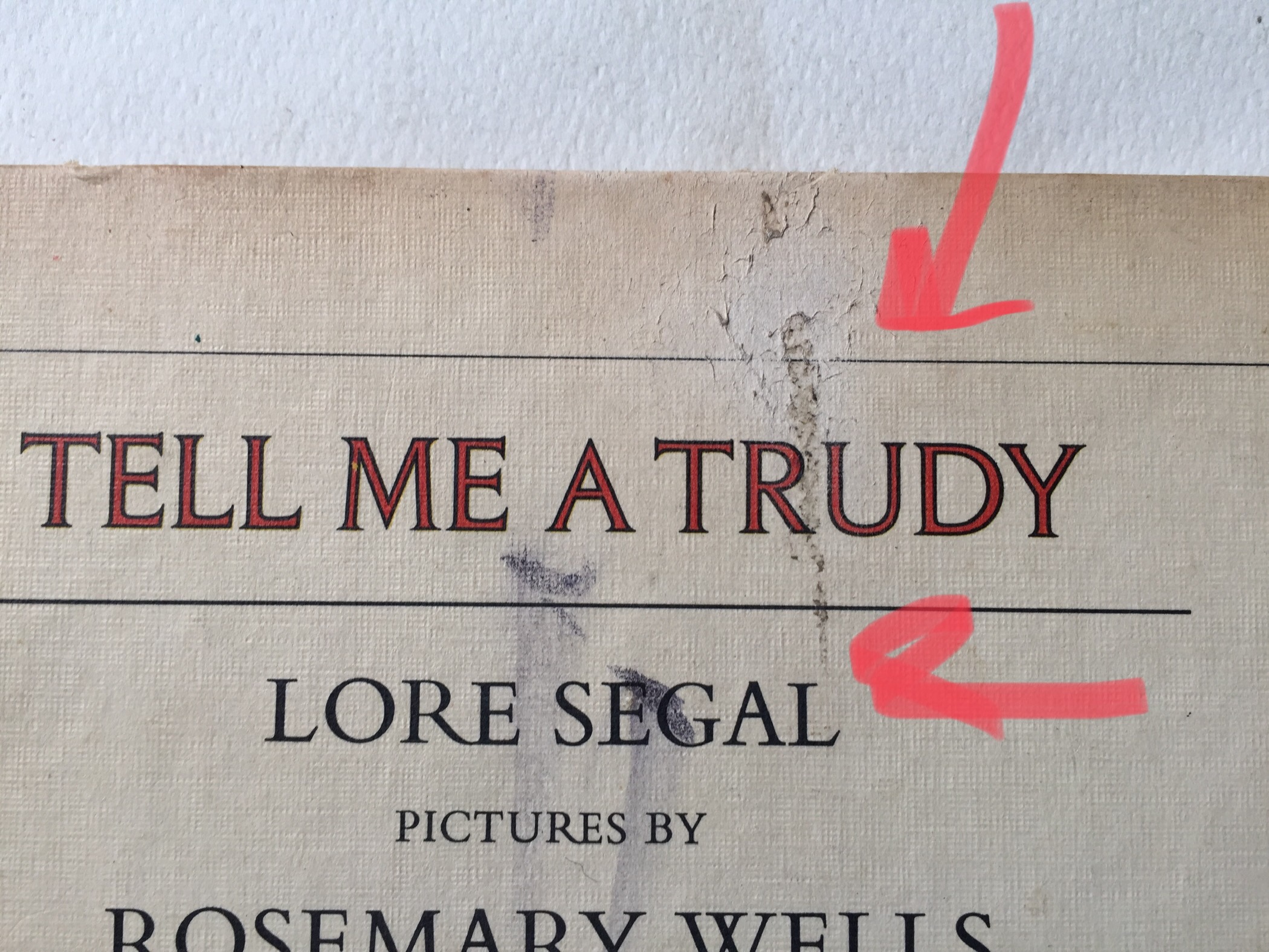 หนังสือภาพวาดสวยปกแข็ง ฉบับภาษาอังกฤษ, ** มีตำหนิตามภาพ, มีรอยเขียนชื่อ belong to Art Singtoroj, TELL ME A TRUDY โดย LORE SEGAL ภาพโดย ROSEMARY WELLS, ปีที่พิมพ์ 1977