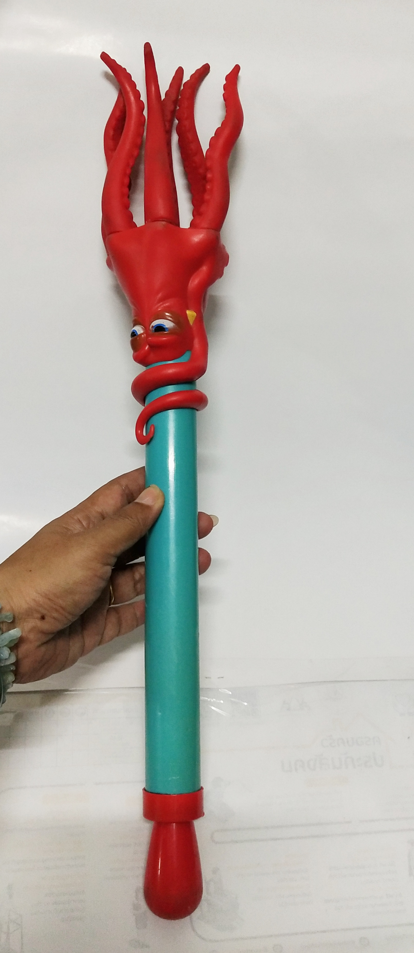 กรุณาเลือกแบบ : ปืนฉีดน้ำรูปคฑาปลาหมึก สำหรับสะสมเท่านั้น 1 ของครบ 2. ขาดด้ามดึง ของมีตามภาพ