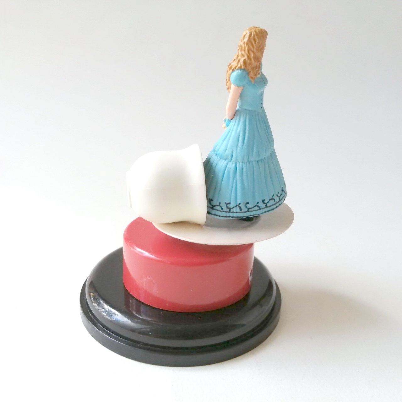 ท๊อปเปอร์เจ้าหญิงดิสนีย์ จากเครือ EGV ชุด อลิซ ในแดนมหัศจรรย์ Alice in Wonder Land สภาพดี *****กลไลกล่องดนตรีชำรุด มีรอยเล็กน้อยบ้าง