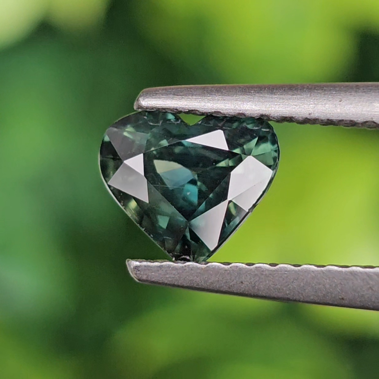 พลอย เขียวส่อง Green Sapphire 1.11 กะรัต (Cts.) พลอยแท้ อัญมณีมงคลประจําวันเกิด เครื่องประดับพลอย