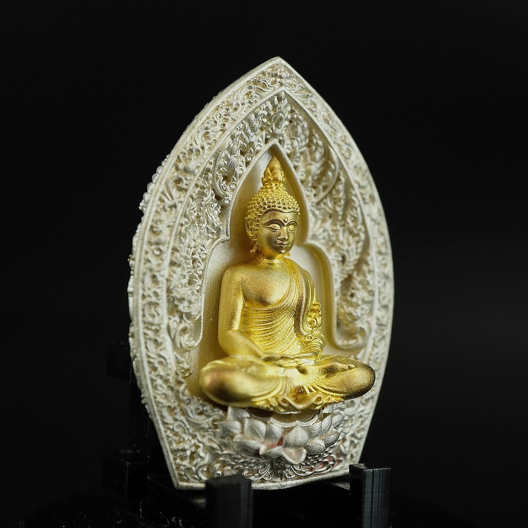 พระกริ่งเจ้าสัวเสวยสุข เนื้อเงินวาว องค์ชุบทอง ขนาด 2.45 X 3.5 เซนติเมตร