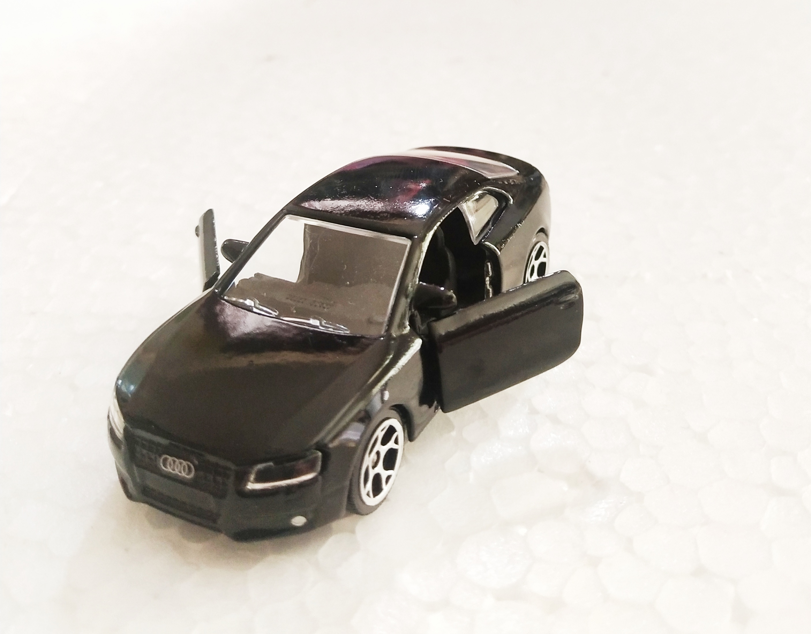 โมเดลรถเหล็ก ออดี้ Audie Die cast ,Majorette สีดำ เปิดประตูได้ มือ2 สภาพใหม่