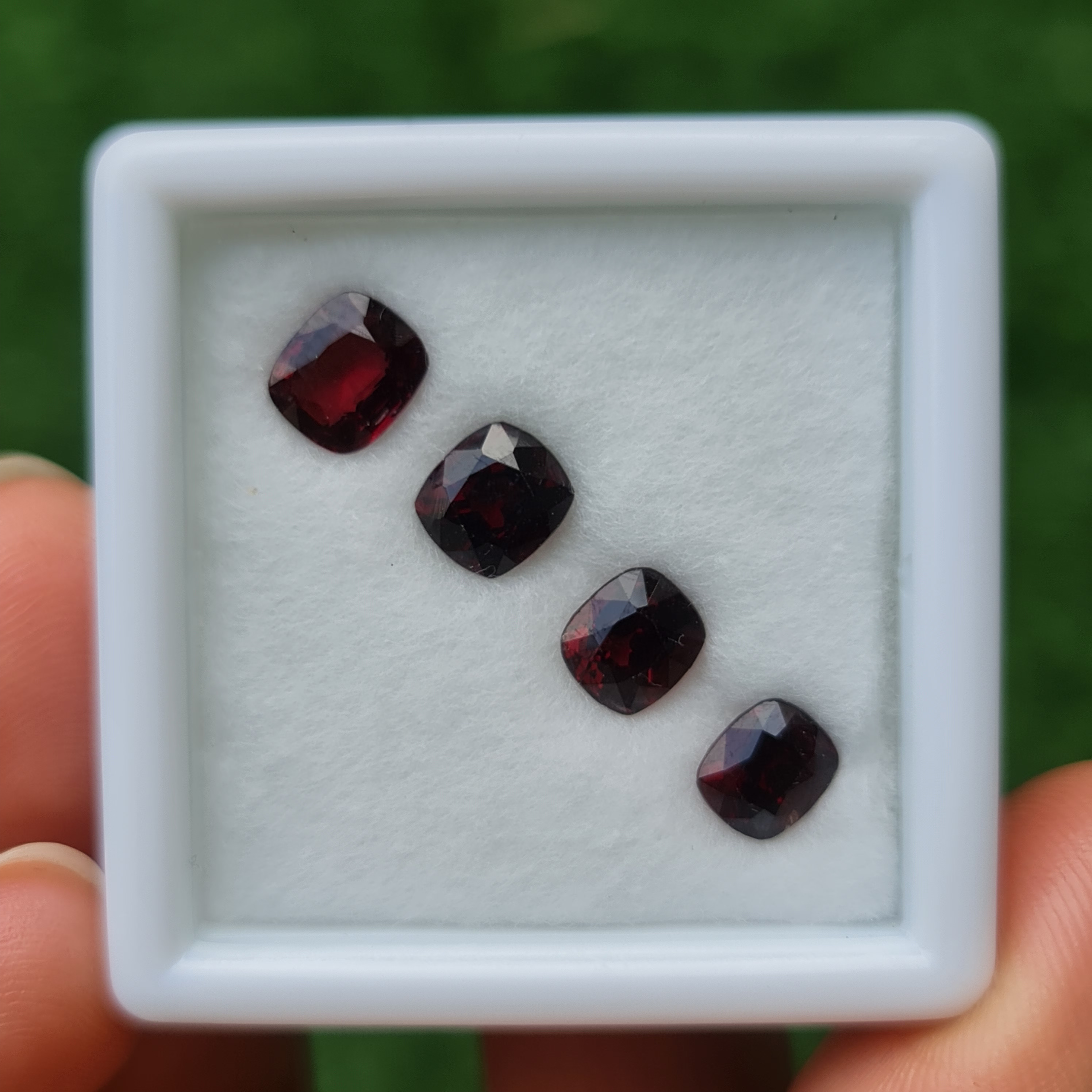 พลอย สปิเนล (Spinel) 4.51 กะรัต (Cts.) 4 เม็ด พลอยแท้ อัญมณีมงคลประจําวันเกิด เครื่องประดับพลอย