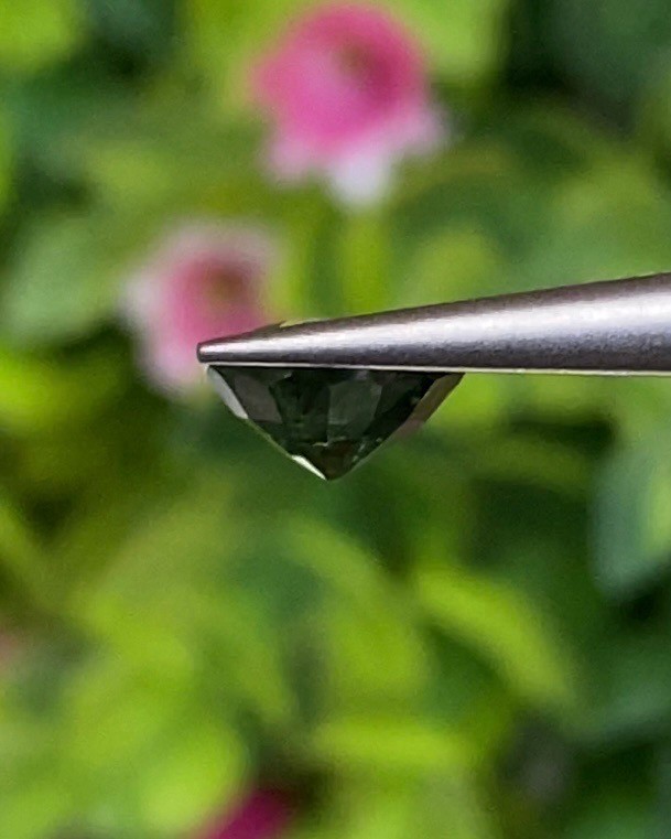 พลอย เขียวส่อง Green Sapphire 1.48 กะรัต (Cts.) ดิบ (Unheated) สี Vivid Green พร้อมใบเซอร์ (With Certificate) พลอยแท้ อัญมณีมงคลประจําวันเกิด เครื่องประดับพลอย