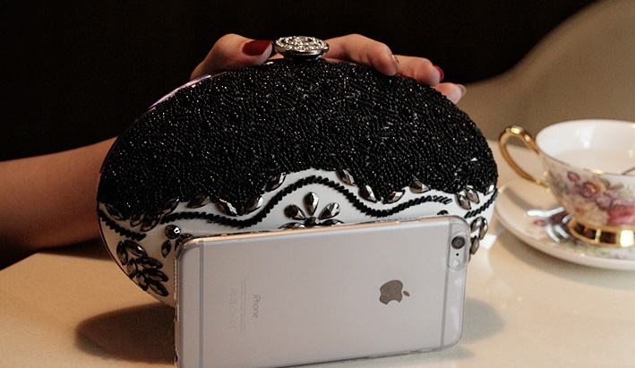 พร้อมส่ง Evening Clutch กระเป๋าออกงาน สีขาว แต่งลูปัดรมดำ จุกปิดสวยหรู ทรงรูปไข่ พร้อมสายสะพายยาว ไม่รวมที่จับถือ