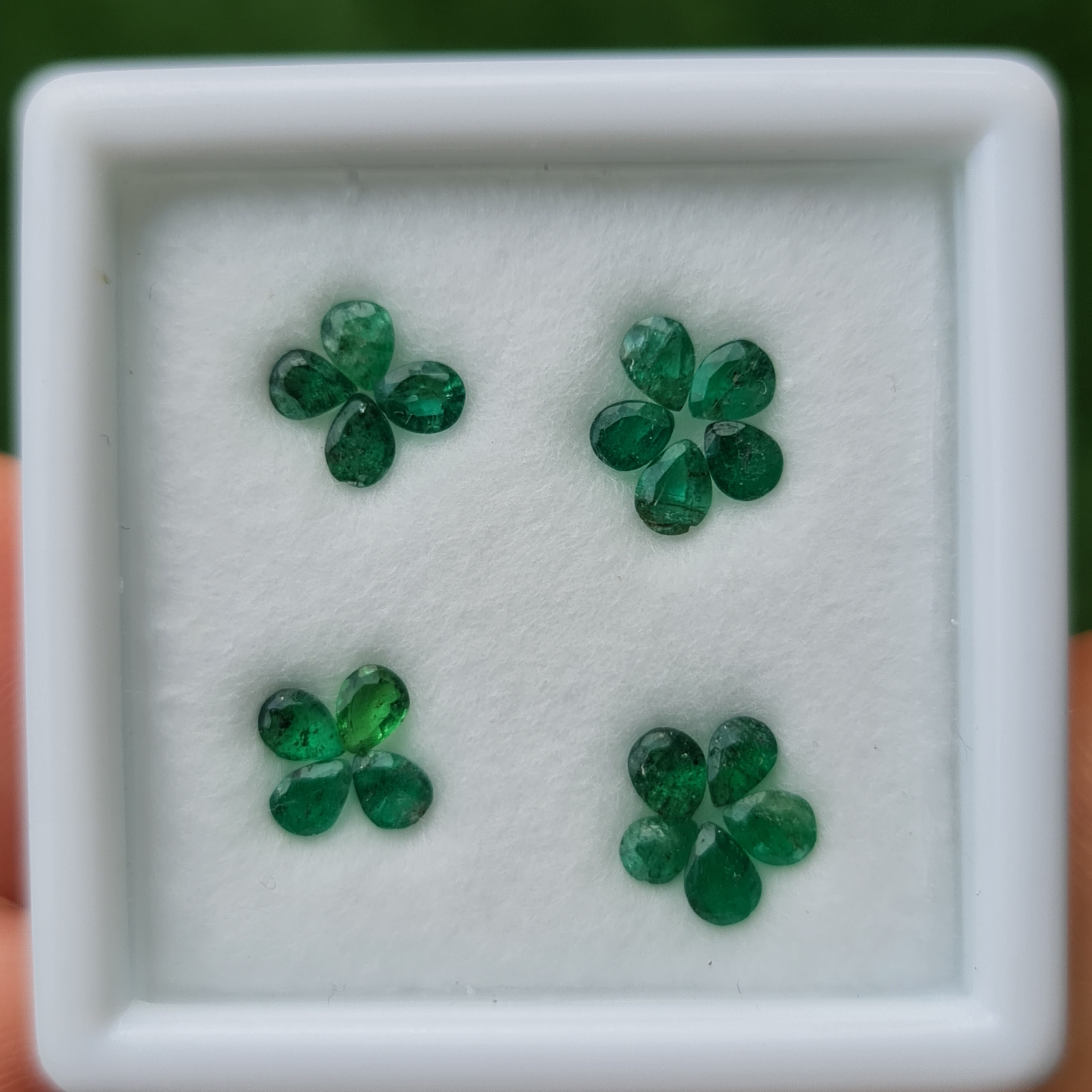 พลอย มรกต Natural Emerald แซมเบีย 2.28 กะรัต (Cts.) 18 เม็ด (pcs.) พลอยแท้ อัญมณีมงคลประจําวันเกิด เครื่องประดับพลอย