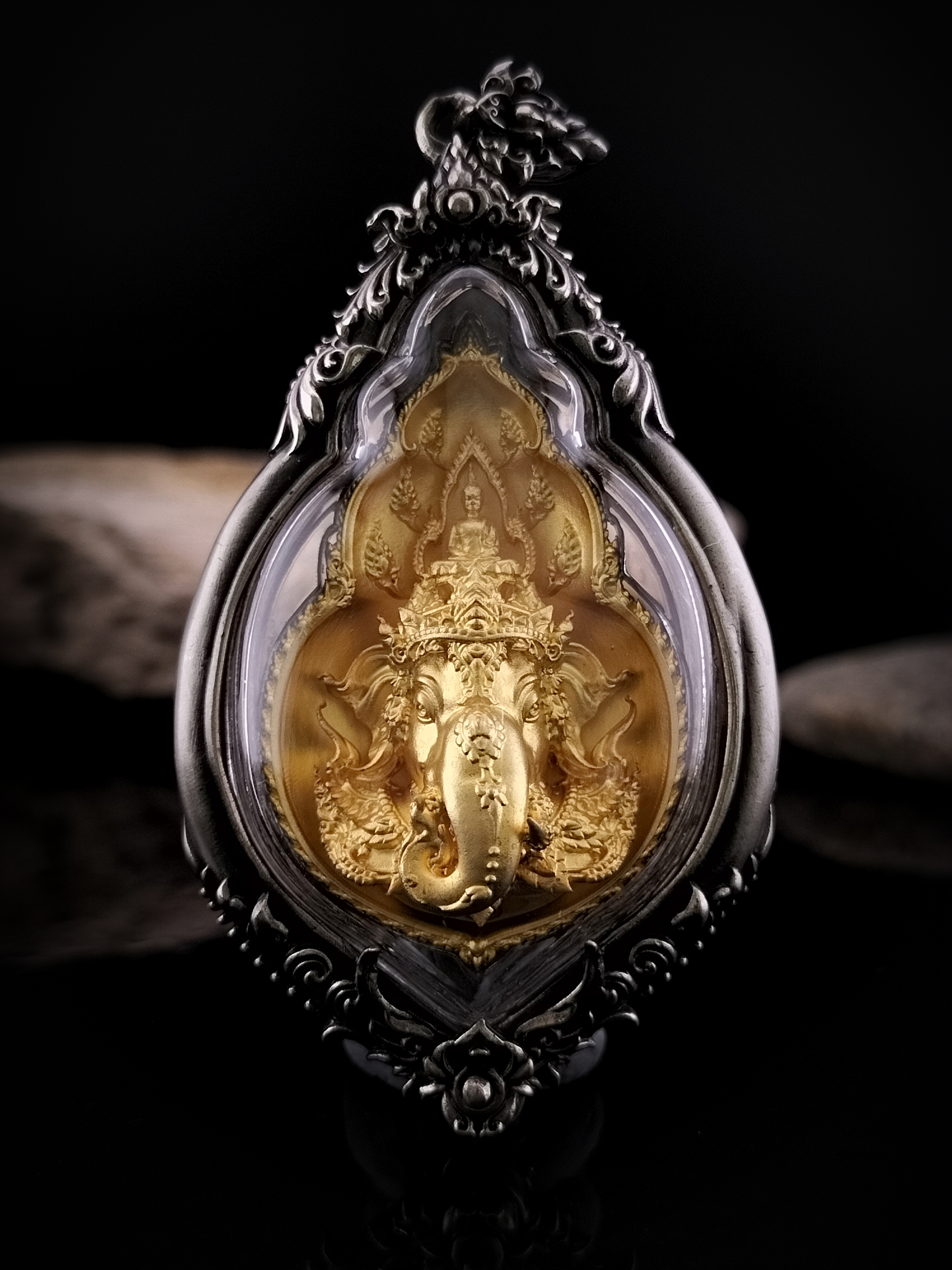 🕉️ พระพิฆเนศ รุ่น มหาเทพสุขนิรันดร์ (พิมพ์ใหญ่) เนื้อทองเหลืองชุบทอง เลี่ยมกรอบไวท์บรอนซ์รมซาติน