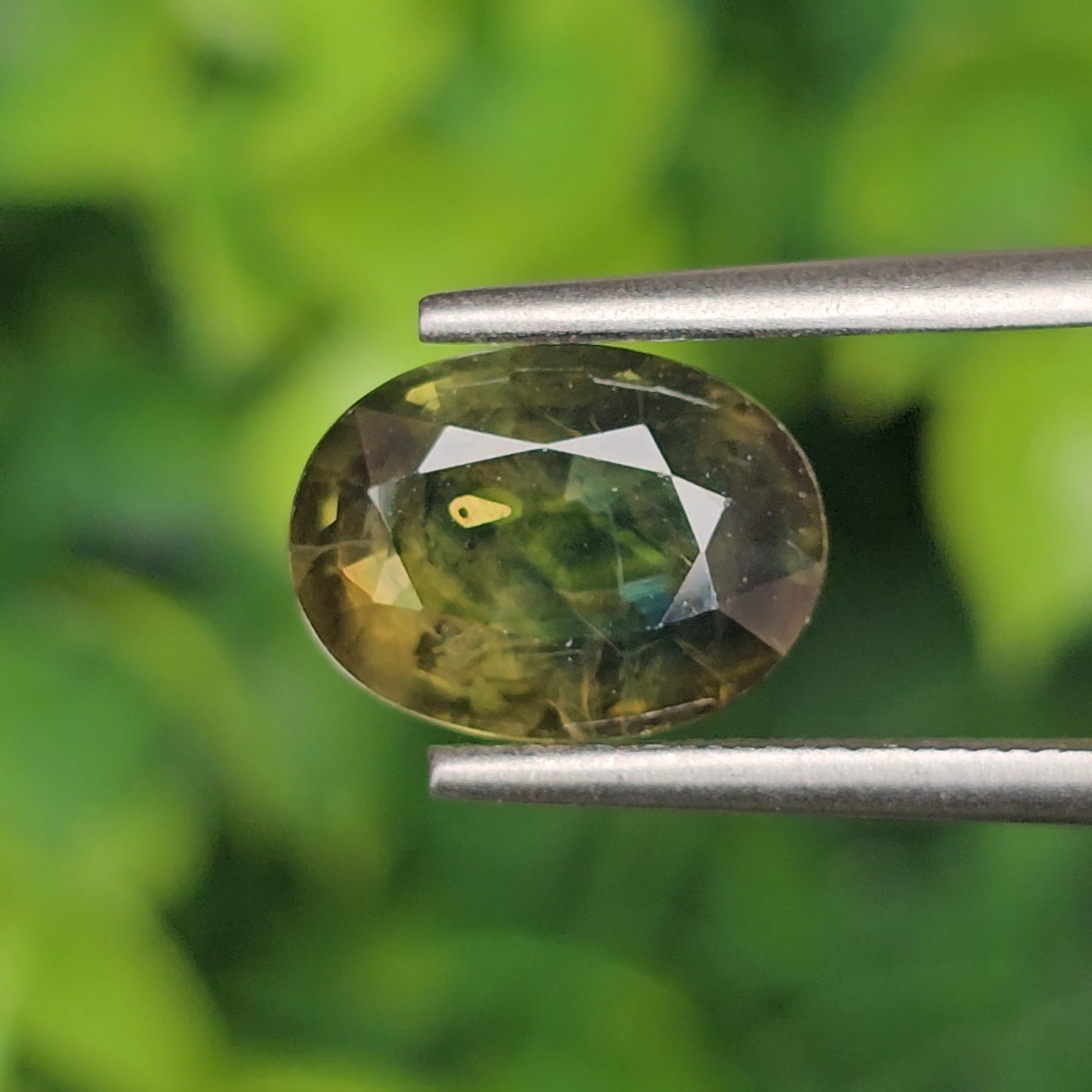 พลอย เขียวส่อง Green Sapphire 2.87 กะรัต (Cts.) พลอยแท้ อัญมณีมงคลประจําวันเกิด เครื่องประดับพลอย