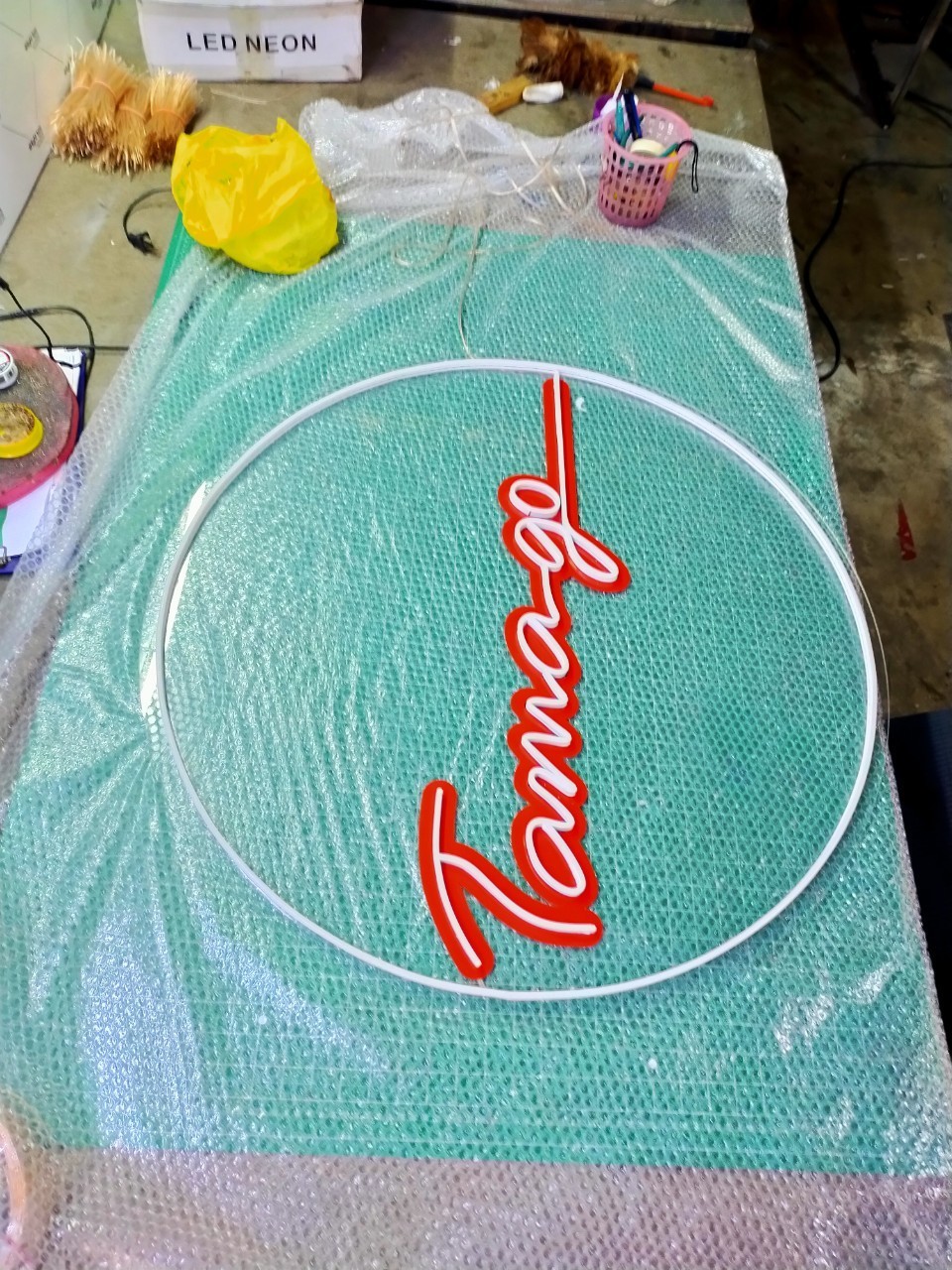 ป้ายไฟนีออน LED อะคริลิคแดงรองงตัวหนังสสือ อะคริลิคใสรองหลัง