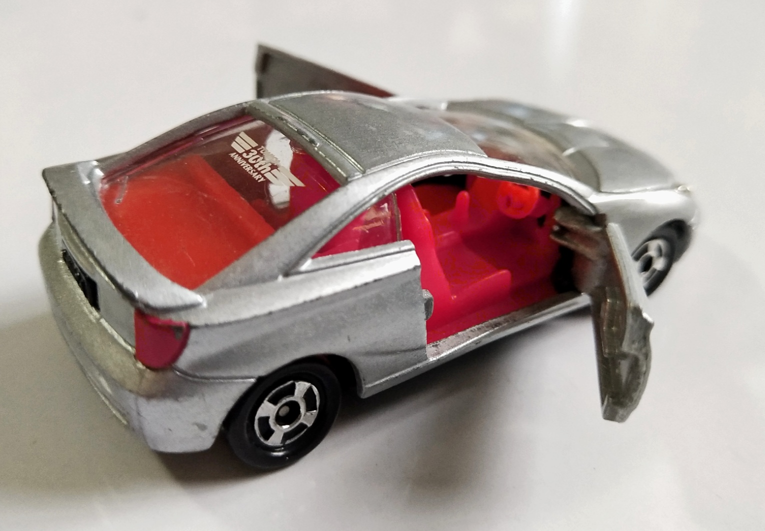 ของเล่น ของสะสม**มีตำหนิ กระจกร้าว ,รถเหล็ก Diecast car รถสปอร์ตสีเงิน เปิดประตูได้ Toyota Celica จาก Tomica