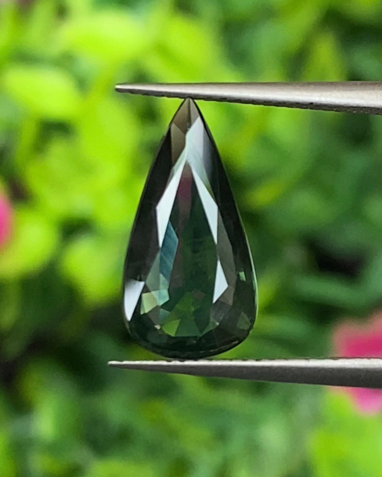 พลอย เขียวส่อง Green Sapphire 2.00 กะรัต (Cts.) พลอยแท้ อัญมณีมงคลประจําวันเกิด เครื่องประดับพลอย