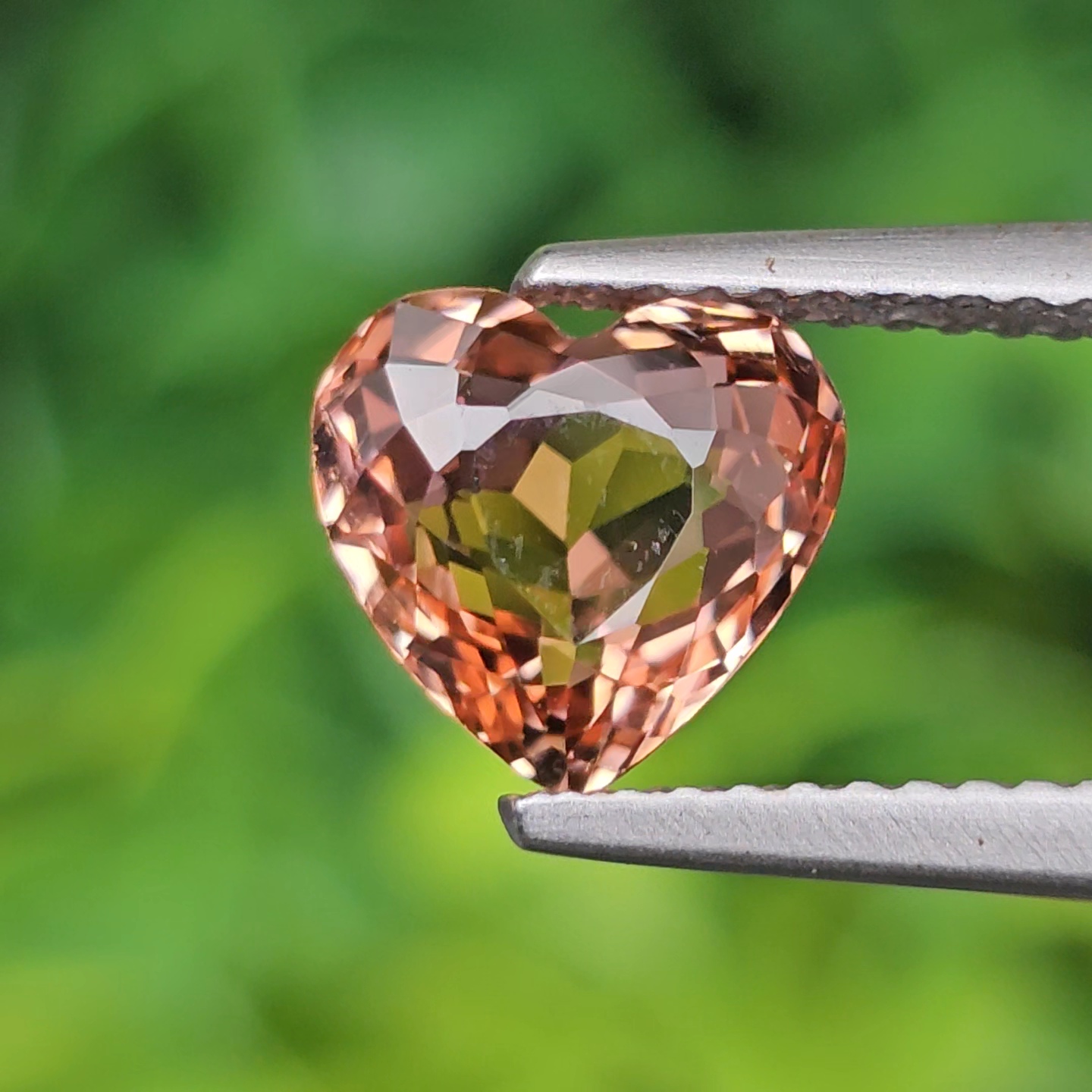 พลอย ทัวร์มาลีน Tourmaline 2.02 กะรัต (Cts.) ลอยแท้ อัญมณีมงคลประจําวันเกิด เครื่องประดับพลอย