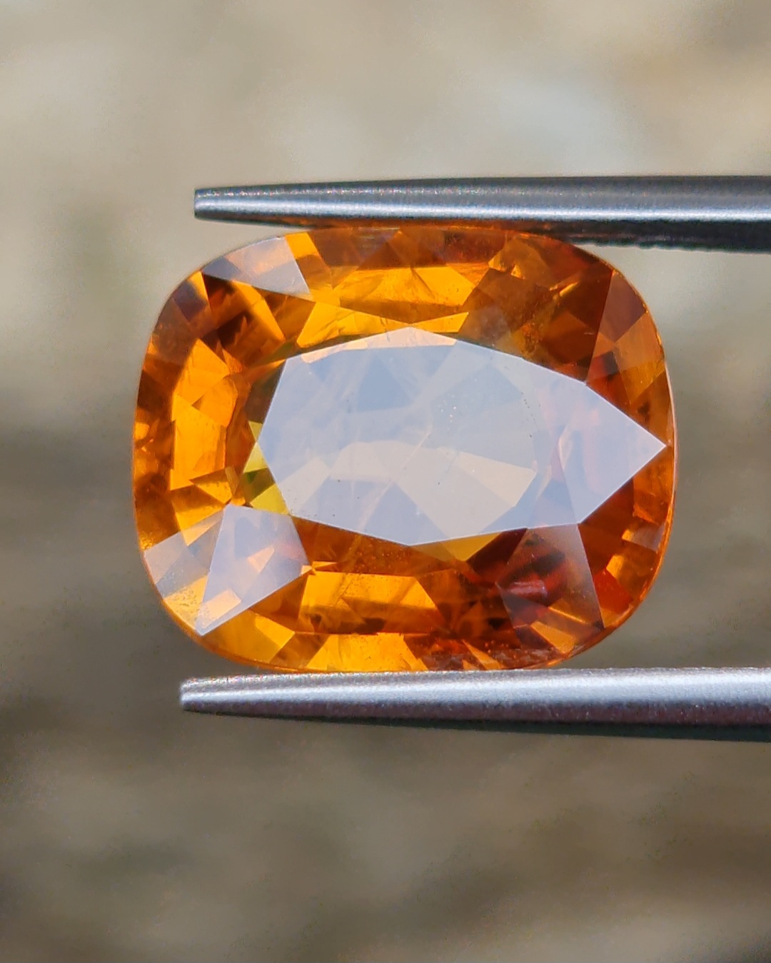 พลอย บุษราคัม Yellow Sapphire 9.18 กะรัต (Cts.) พร้อมใบเซอร์ พลอยแท้ อัญมณีมงคลประจําวันเกิด เครื่องประดับพลอย