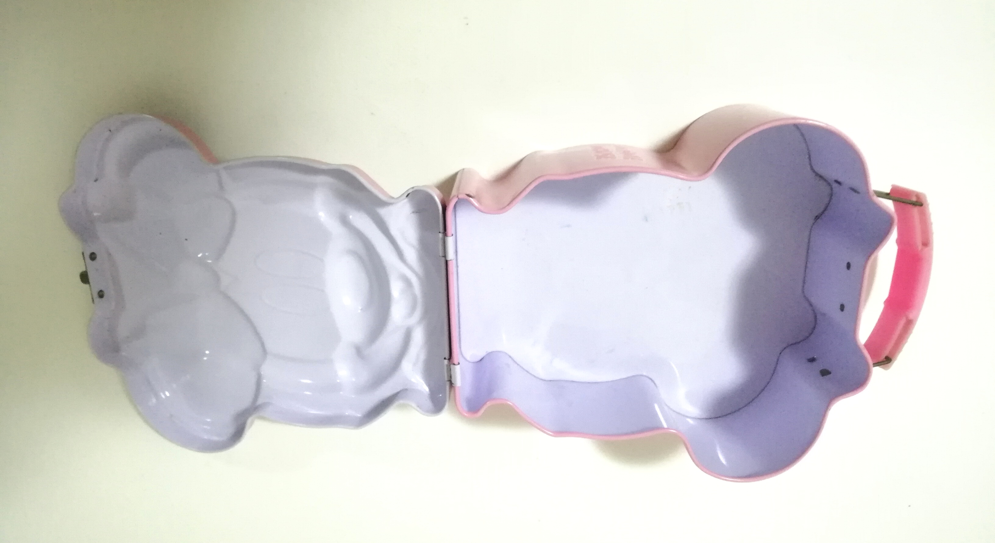 กล่องสังกะสีลาย มินนี่เมาส์ **ของเก่า มีตำหนิ โปรดตรวจสอบทุกภาพ, Minnie Mouse old metal box, see all pics for detail