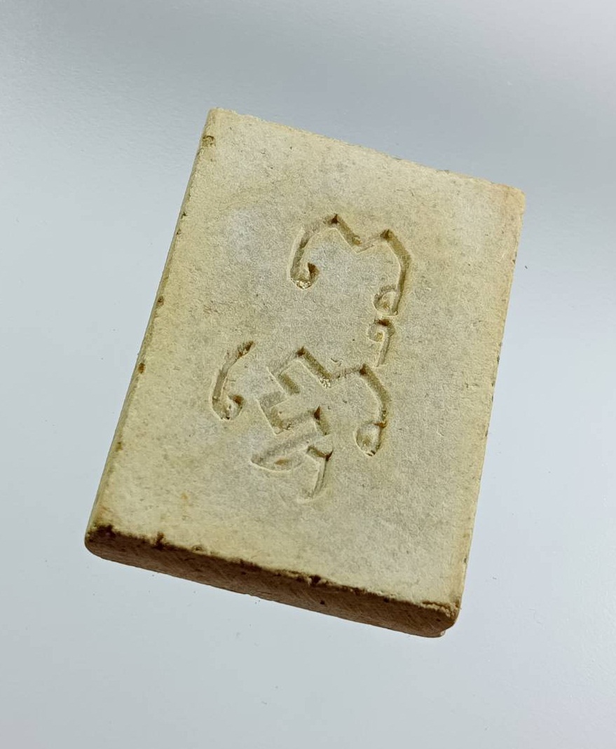 ผ3214 พระผง พิมพ์พระพุทธหน้าอินเดีย หลังยันต์พุทธโธ ไม่ทราบที่