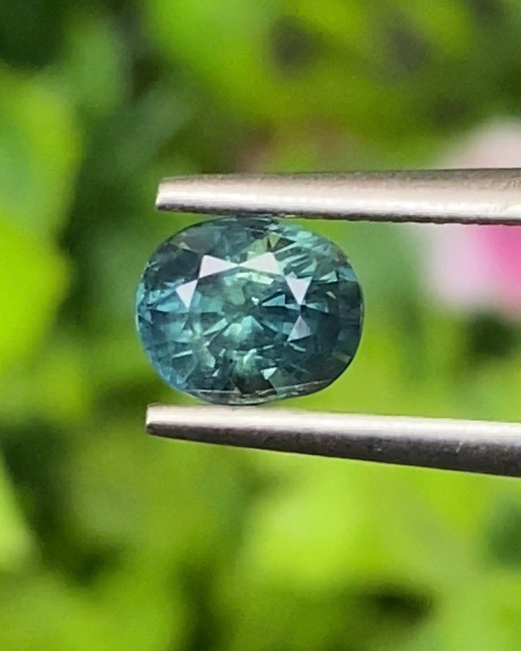 พลอย เขียวส่อง Blue-Green Sapphire 1.06 กะรัต (Cts.) ดิบ (Unheated) พลอยแท้ อัญมณีมงคลประจําวันเกิด เครื่องประดับพลอย
