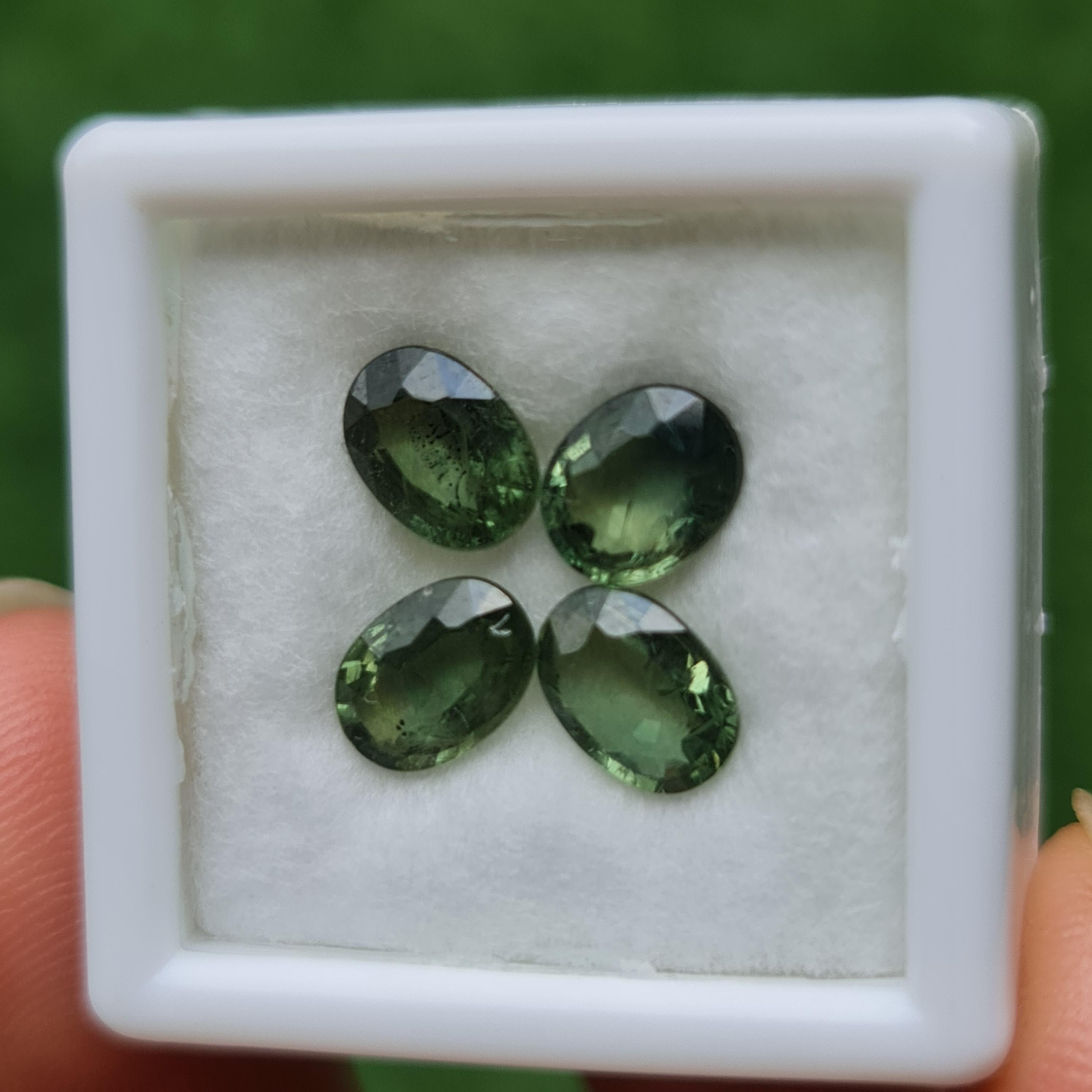 พลอย เขียวส่อง Green Sapphire 3.86 กะรัต (Cts.) 4 เม็ด (Pcs.) พลอยแท้ อัญมณีมงคลประจําวันเกิด เครื่องประดับพลอย