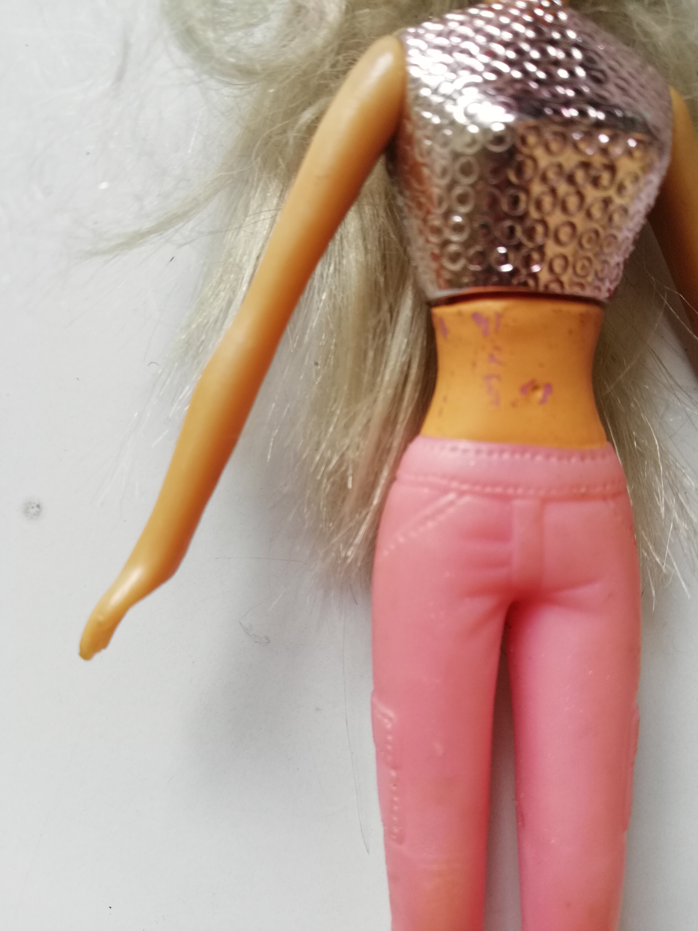 ของเล่นมือ2, ของสะสม ตุ๊กตาบาร์บี้ตัวเล็ก ผมยาวด้านหน้าหยิก และด้านหลังตรง ใส่เสื้อสีชมพูเอวลอย และกางขาบาน แฟชั่นยุค70 **ช่วงเอวมีตำหนิตามภาพ