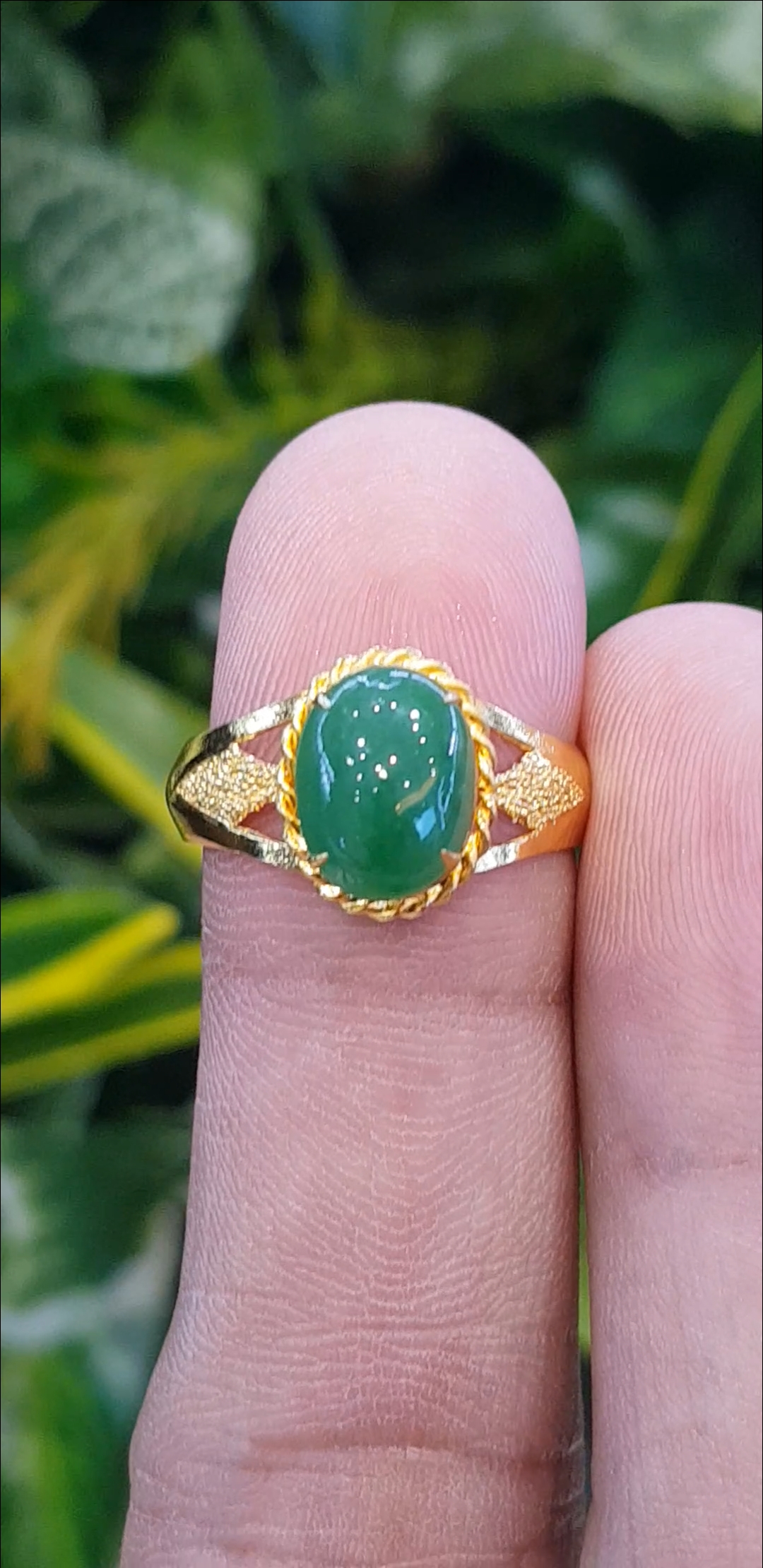หยก พม่า แท้ Jade แหวนหยก 翡翠戒指 (Jadeite ring) 1.47 กะรัต (Cts.) Size 56 ดิบ ไม่ผ่านการปรับปรุง (Type A) พม่า (Myanmar)