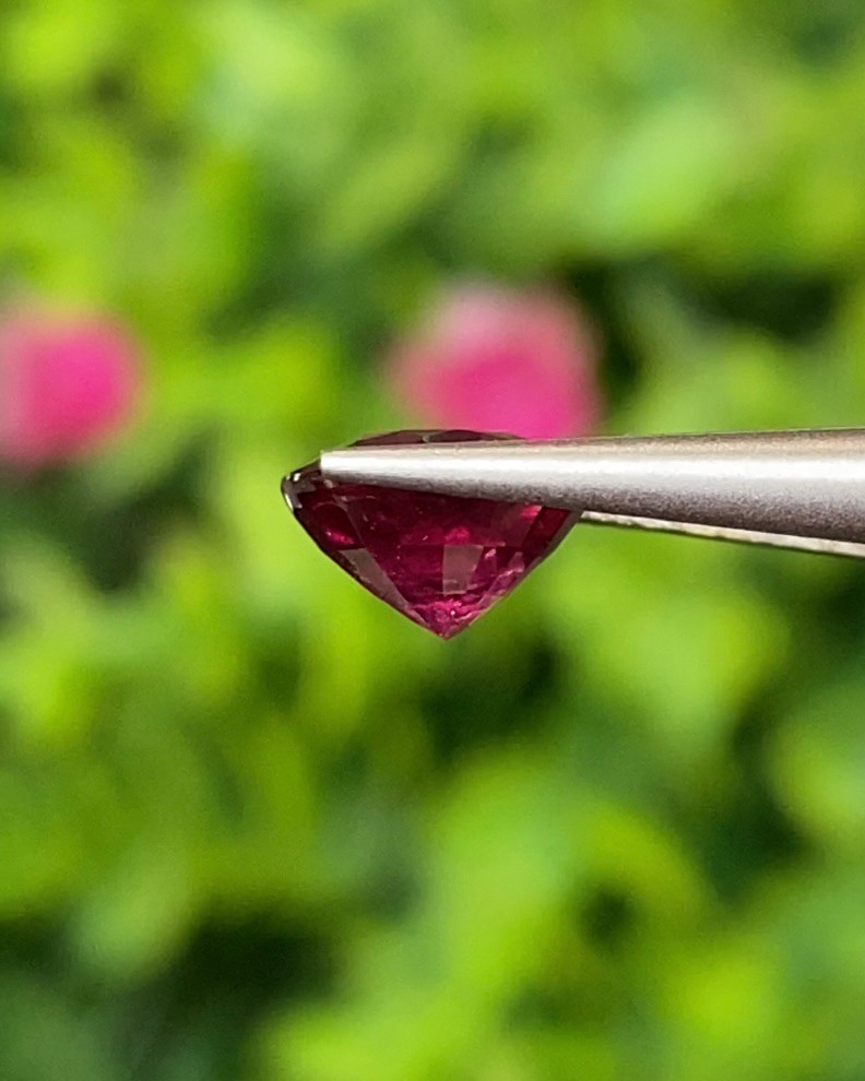 พลอย โรโดไลต์ กาเน็ท Rhodolite Garnet 1.52 กะรัต Cts.พลอยแท้ อัญมณีมงคลประจําวันเกิด เครื่องประดับพลอย