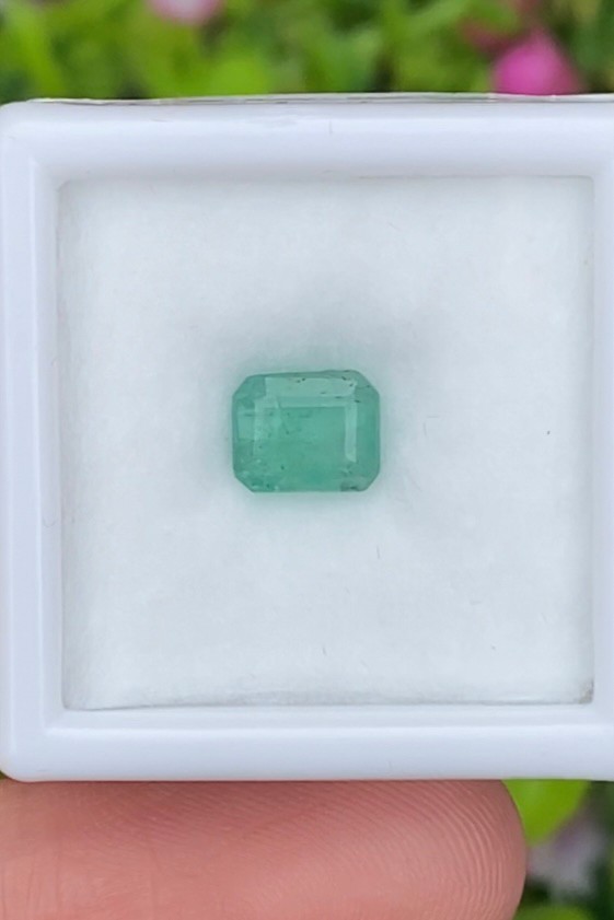 พลอย มรกต Natural Emerald แซมเบีย 0.99 กะรัต (Cts.) พลอยแท้ อัญมณีมงคลประจําวันเกิด เครื่องประดับพลอย