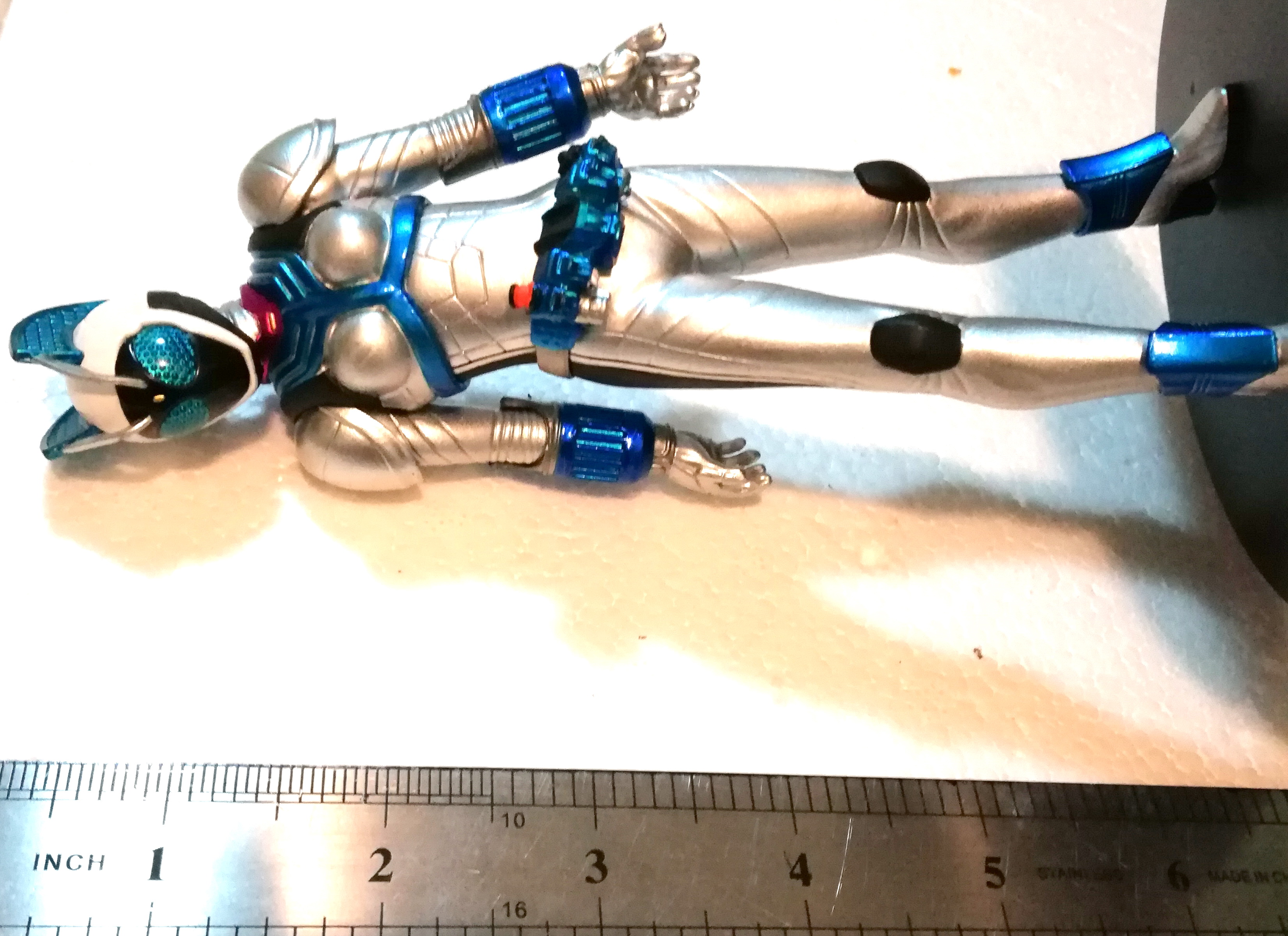 ของสะสม มาสค์ ไรเดอร์นาเดชิโกะ Nadeshiko ไรเดอร์ผู้หญิงคนเดียว จากซีรีย์คาเมนไรเดอร์โฟเซ่ Masked Rider Fourze ปรากฏตัวทั้งในทีวีซีรีย์ และ เดอะมูฟวี่ ตัวนี้เป็นตุ๊กตาเครนเกม พลาสติกลงสีสำเร็จพร้อมฐาน ขนาดสูง20ซม.รวมฐาน สภาพสะสมเก่าเก็บ