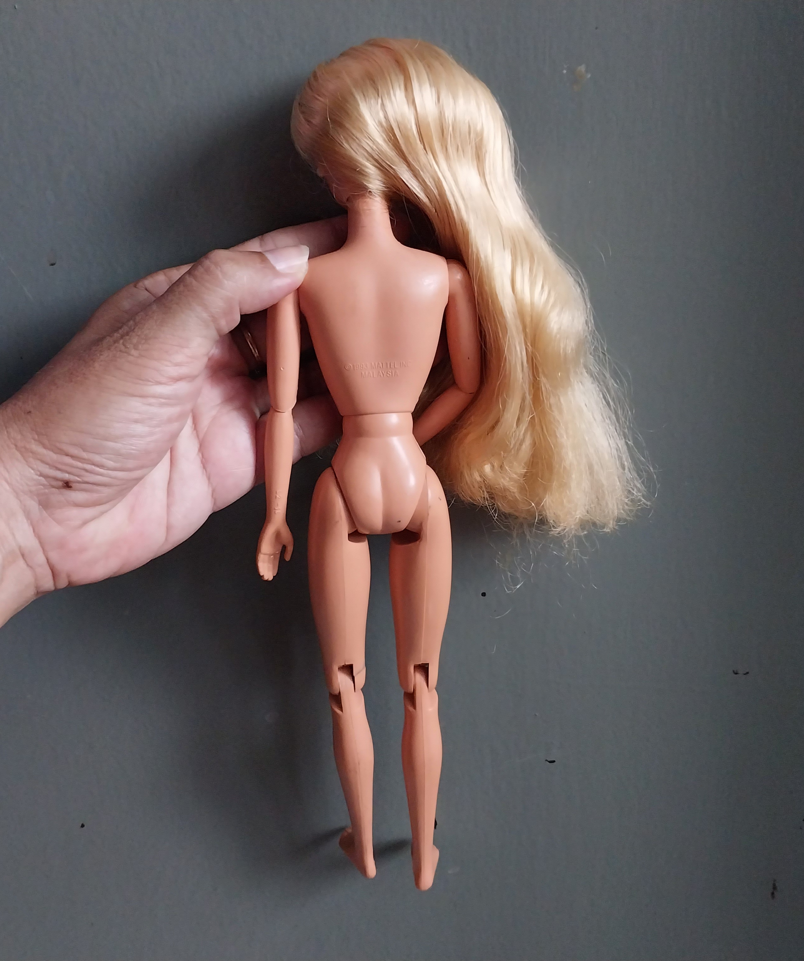 มีหลายภาพ ข้อหลวม มือมีตำหนิ ตุ๊กตาบาร์บี้วินเทจข้อต่อรุ่นเก่า Mattel 1993 แถมชุด