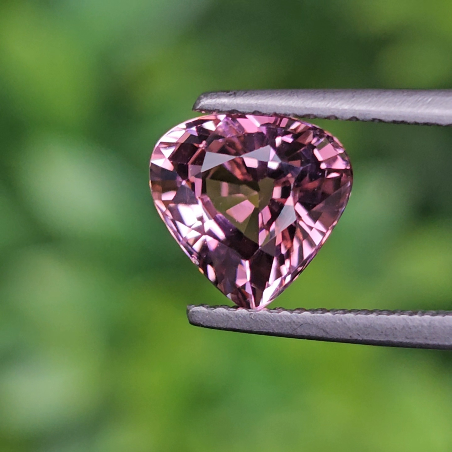 พลอย ชมพู ทัวร์มารีน (Pink Tourmaline) 1.96 กะรัต (Cts.) อัญมณีมงคลประจําวันเกิด เครื่องประดับพลอย