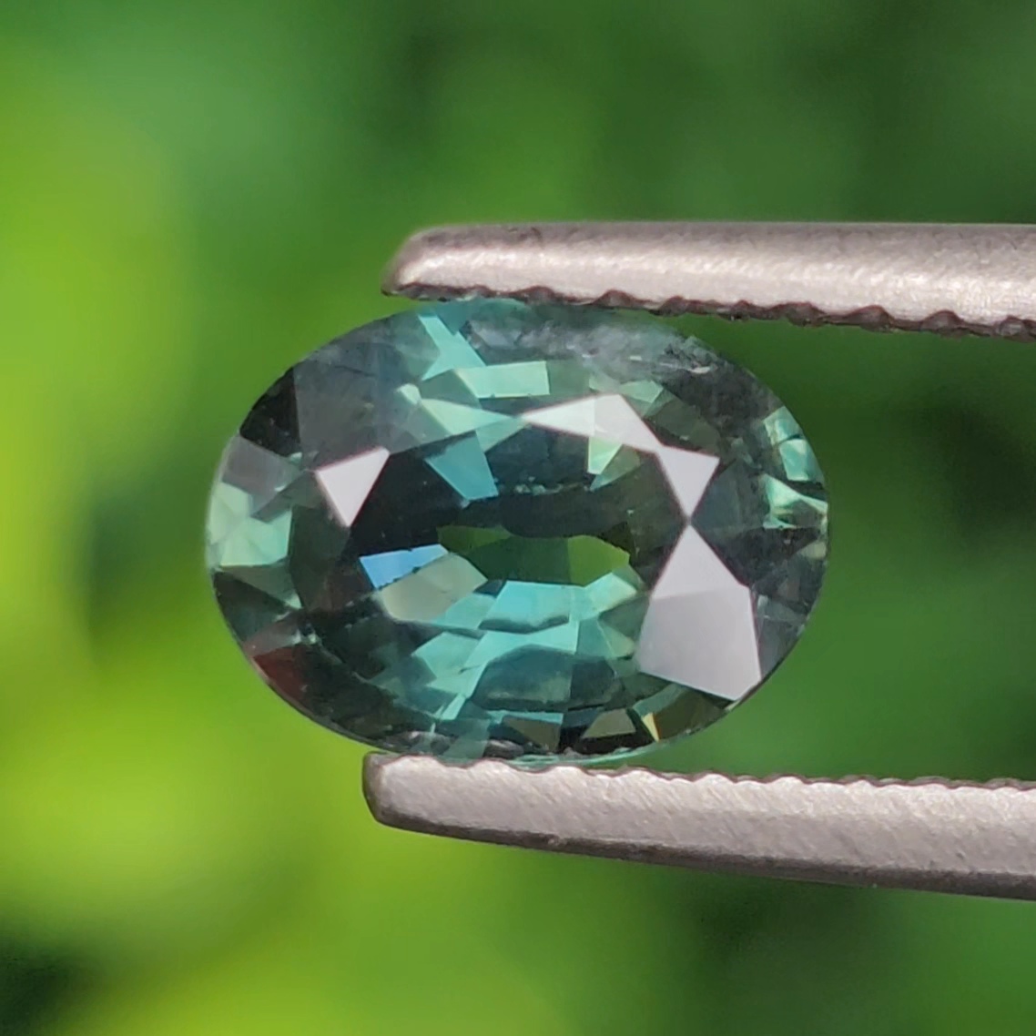 พลอย เขียวส่อง Green Sapphire 1.15 กะรัต (Cts.) พลอยแท้ อัญมณีมงคลประจําวันเกิด เครื่องประดับพลอย